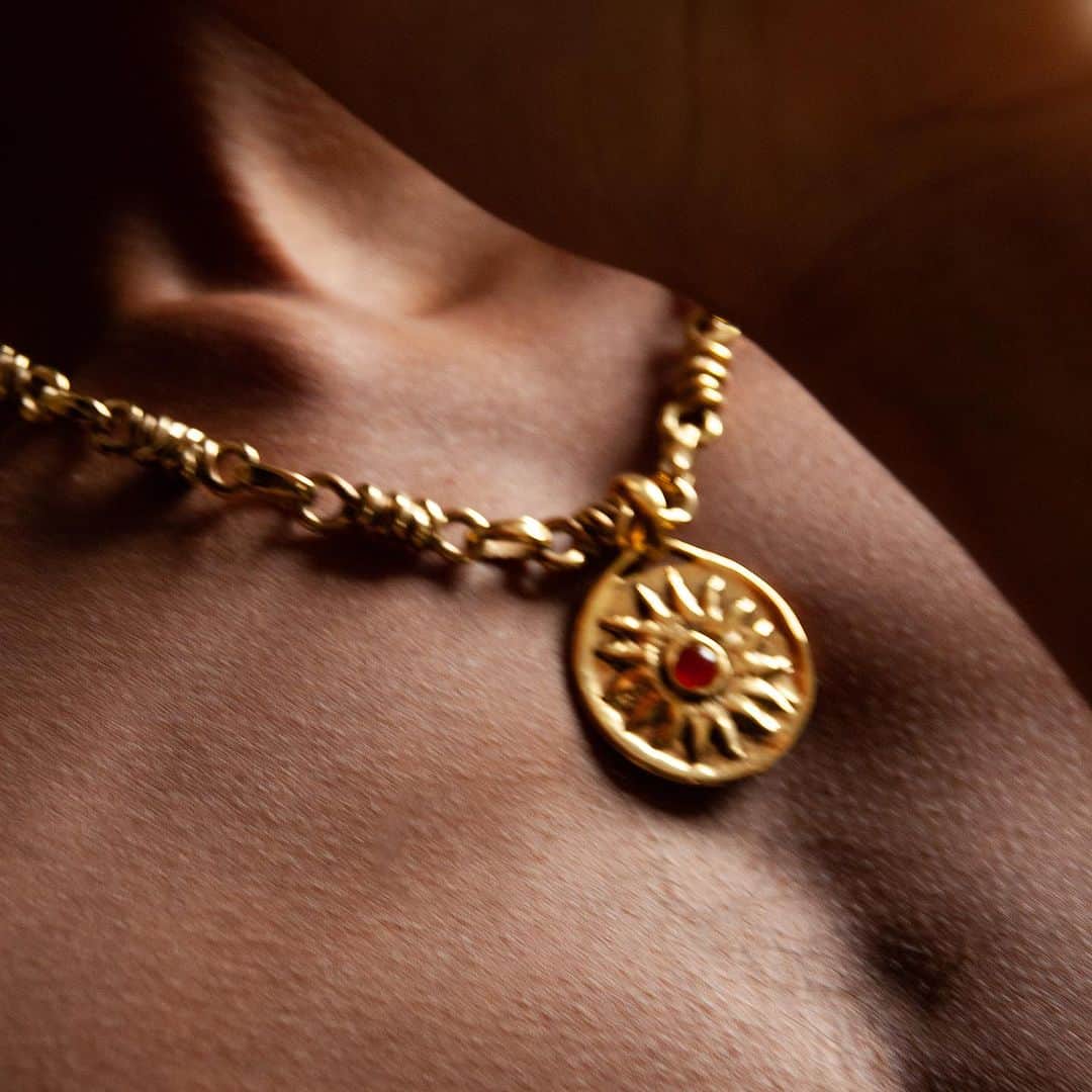 グーセンス パリのインスタグラム：「A sun that lasts forever, that's the promise of the Goossens Astro Sun Necklace. Online Exclusive.  #goossensparis」