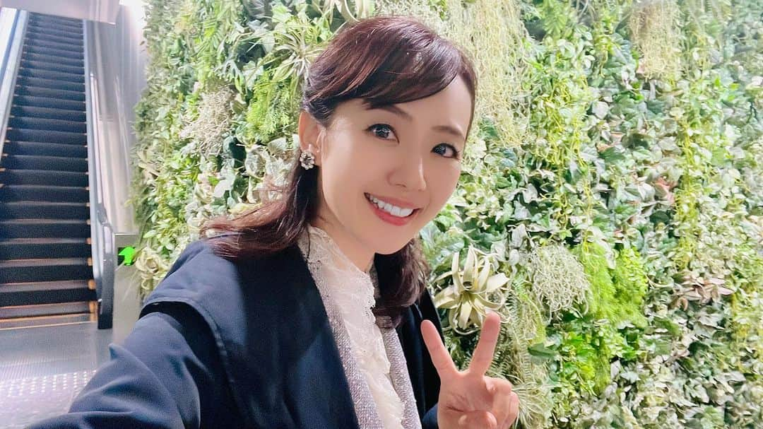 三井智映子のインスタグラム：「先週の相場を振り返りましょう。 先週の米市場は上昇。主要3指数は週足で5%を超える大幅上昇となりダウの上げ幅は1600ドルを超える勢いでした。  中東情勢の緊迫化が意識されるなかでの中銀ウィークでした。 10月31日日銀の金融政策決定会合では日銀はイールドカーブ・コントロールの再修正を決めましたが、大幅な政策変更がなかったことが好感されました。 1日のFOMCで政策金利は据え置きとなり、2会合連続で追加利上げを見送りました。 声明文では家計や企業の金融環境が引き締まっているというのも利上げ終わるのことを示唆しており、パウエルFRB議長の記者会見では年内にあと1回の利上げ予想に固執しない考えを示したことでこのまま利上げがもう行われない可能性が意識されているよう。 FOMCの結果や発言を受けて、FRBの引き締め長期化への懸念薄れたことが株高につながりました。 イングランド銀行も政策金利を2会合連続で据え置いています。(政策金利は年5.25％に据え置き)  経済発表では2日の週間の新規失業保険申請件数が21万7000件と市場予想を上振れ、前回分も上方修正したことで労働市場の逼迫懸念が後退したほか、2023年7-9月期の米労働生産性指数（速報値）で労働コストが3四半期ぶりに低下(賃金インフレの鈍化を示唆)したことに続いて労働需給の逼迫が緩和していることが好感されています。 3日発表10月米雇用統計では、 失業率予想3.8％→ 結果3.9％ 非農業部門雇用者数予想19.0万人増→結果15.0万人 ※ 8〜9月分も下方修正 平均賃金は、 前月比予想0.3％→結果0.2% 前年比予想4.1％→結果4.1％ と軟調な結果だったことからFRBの金融引き締めがもうなされないのではとの観測が高まりました。 連日で米長期金利が低下したことが株高につながりました。 週末3日の米市場は上昇。 ダウ平均は、前日比222ドル24セント高の3万4061ドル32セントと5日続伸しています。先週は下げた日がなかったですね。  先週の日経平均株価は週間で958円20銭の上昇。週足で3週ぶりに反発しています。 11月1日にトヨタのグループ主要7社が2023年の中間連結決算を発表、全7社が増収増益となる好調さも相場の押し上げ要因となったよう。 為替市場では10月31日のニューヨークタイムに円は一時1ドル=151円71銭近辺と昨年来の水準となったものの、日銀金融政策決定会合でのイールドカーブ・コントロールの再修正の決定や、令和5年9月28日～令和5年10月27日の日銀の介入実績で介入が無かったことが確認されたこと、米長期金利の下落などから140円台にドル高方向に動きました。 YouTubeでもお伝えしましたが重要イベントを通過して株高方向に動いてきており、その流れがクリスマスラリーまで続く可能性もあります。今週はソフトバンクグループなどの注目の決算発表が多い週ですので個別の取引が活況となりそうです。  #投資家女子  #投資家さんとつながりたい  #相場まとめ」