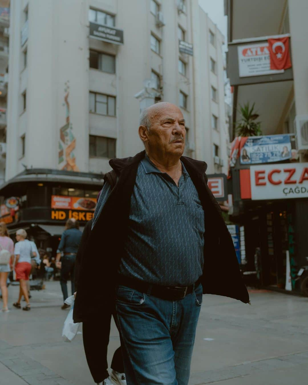 Putri Anindyaさんのインスタグラム写真 - (Putri AnindyaInstagram)「In the celebration time of #EfesKültürYoluFestivali , i got to explore the beautiful city of Izmir. Aside than the amazing cultural places, the streets and the people are the art for me. So here are some of my favorite stolen moments from the time when I walked through the busy and charming streets in Izmir, Türkiye. Which one is your favorite #streetphotography moment here?   #TurkAegean #Goİzmir  with @goturkiye @goizmir」11月5日 16時44分 - puanindya