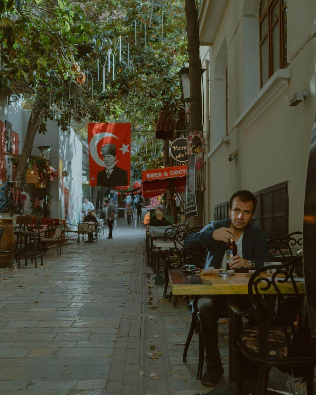 Putri Anindyaさんのインスタグラム写真 - (Putri AnindyaInstagram)「In the celebration time of #EfesKültürYoluFestivali , i got to explore the beautiful city of Izmir. Aside than the amazing cultural places, the streets and the people are the art for me. So here are some of my favorite stolen moments from the time when I walked through the busy and charming streets in Izmir, Türkiye. Which one is your favorite #streetphotography moment here?   #TurkAegean #Goİzmir  with @goturkiye @goizmir」11月5日 16時44分 - puanindya