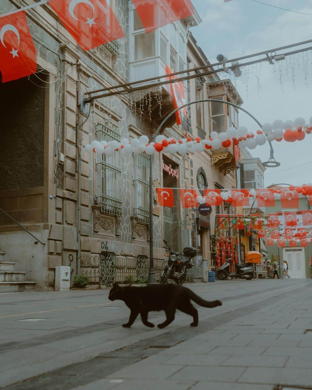 Putri Anindyaさんのインスタグラム写真 - (Putri AnindyaInstagram)「In the celebration time of #EfesKültürYoluFestivali , i got to explore the beautiful city of Izmir. Aside than the amazing cultural places, the streets and the people are the art for me. So here are some of my favorite stolen moments from the time when I walked through the busy and charming streets in Izmir, Türkiye. Which one is your favorite #streetphotography moment here?   #TurkAegean #Goİzmir  with @goturkiye @goizmir」11月5日 16時44分 - puanindya