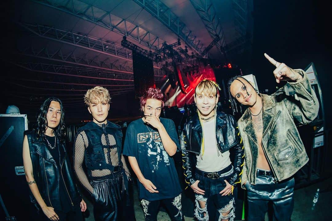 Crossfaithさんのインスタグラム写真 - (CrossfaithInstagram)「11.04 - MAKUHARI MESSE「NEX FEST_EXTRA」ありがとうございました！  今年最後のフェス出演でした！ また来年お会いしましょう😈  Great to be reunite with @bringmethehorizon and playing with them in our home country! Till the next time!  Photo by @shot.row」11月5日 16時44分 - crossfaithjapan