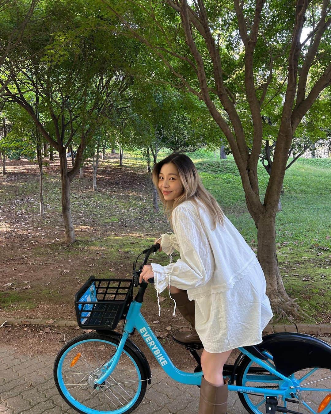 アシュリさんのインスタグラム写真 - (アシュリInstagram)「just an outdoorsy gal 🌲🪵🏞️」11月5日 16時50分 - ashleybchoi
