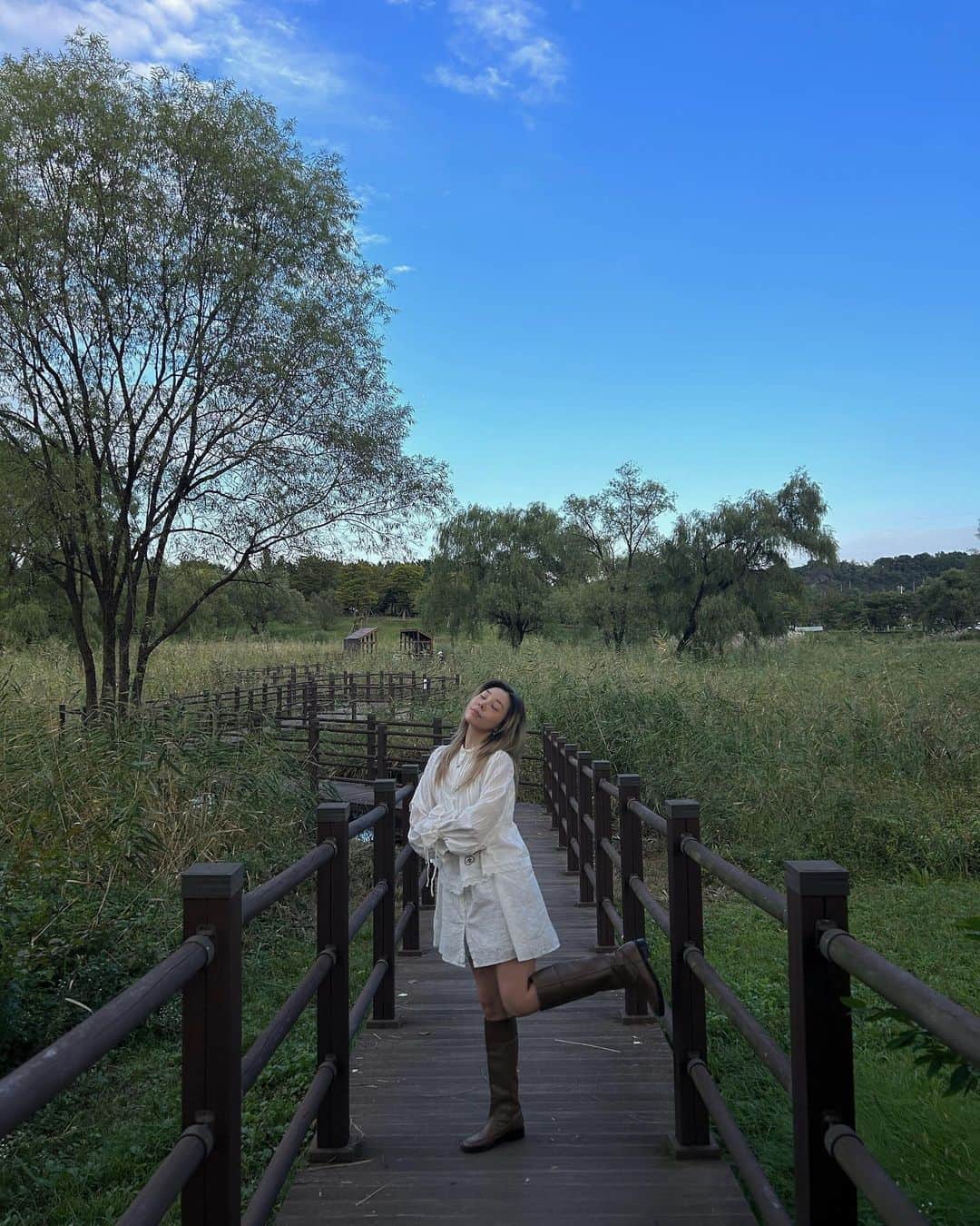 アシュリさんのインスタグラム写真 - (アシュリInstagram)「just an outdoorsy gal 🌲🪵🏞️」11月5日 16時50分 - ashleybchoi