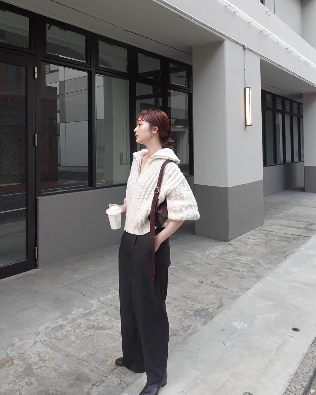 涼佳のインスタグラム：「today🏷️☕️  #ユニクロ のパンツ安定によき♡ 形綺麗な黒のパンツってほんと使える◎ ニットは一昨年くらいに買った @milaowen_official  ボリューミーなニットって可愛いなぁ🧶  tops  #milaowen  pants #uniqlo #ユニクロ購入品  boots  #maisonmargiela  bag  #jilsander」