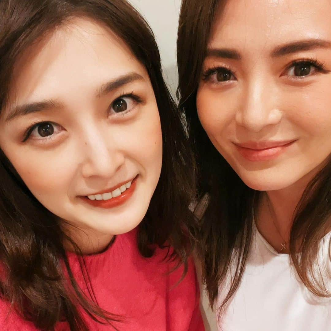 石川梨華さんのインスタグラム写真 - (石川梨華Instagram)「瑠美のメイク講座💄  瑠美ちゃんが貴重な日本滞在時間の過密スケジュールの中、2回も会いに来てくれたの🥹💓 その気持ちが嬉しくて、嬉しくて🫶 積もる話もたくさん出来て✨ そんな中、瑠美ちゃんが梨華さんのメイクしたい！って言ってくれて😆 2度目に来てくれた時はクマだけコンシーラーのほぼすっぴんでしたw  子供たちもパパも帰宅してから 急遽、瑠美のメイク講座が始まり💓 アイブロウパウダーを使いながら、ノーズや眉下に陰影をつけながら、亮磨くんに梨華さんどうですか？美しいですよね？って何度も聞きながらメイクしてくれる時間が楽しすぎました😆 パパも、うん、いつもと全然違う！って😆👍  普段、最低限のメイクしかしない私はノーズシャドウやアイラインも引かないので、、、 めんどくさいのと、メイクを楽しむ！って感覚が今まであまりなくて、とりあえず人に会う時はちゃちゃっとお化粧しなきゃって！  最近は少しずつメイク楽しいって思うようになってたけど、瑠美ちゃんにメイクしてもらってる時間が本当に楽しくて、陰影をつけるだけでこんなに印象変わるんだって✨ 更にメイクが楽しい！って思えた👍  アイシャドウの塗り方や アイラインの引き方も新鮮だったな✨  梨華さんは明るい色が似合うと思うのでって言ってくれて、ピンクのセーターに着替えてから写真撮りました❤️  3枚目は1度目に会った時の私 普段のメイクが薄すぎるのかな？w  今回みたいな陰影つけたくっきりメイクもありかな？  瑠美メイク講座楽しかったから 今度、自分でもチャレンジしてみる👍  本当にハッピーな時間だったな😍  瑠美ちゃんありがとう❣️  #石川梨華 #モーニング娘og #リアル梨華 #二児の母 #年子やんちゃボーイズ #瑠美のメイク講座 #ハッピータイム」11月5日 16時52分 - rika_ishikawa_official