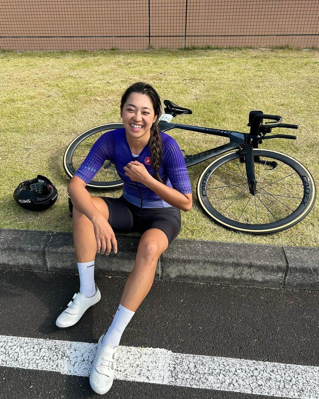 平良エレアさんのインスタグラム写真 - (平良エレアInstagram)「しろさとTT 50km 女子総合1位🥇 51km 1:22:57 Av.36.9/km 平均162w 心拍170bpm  1位取って去年より少しタイムはましだったけど 納得いく走りは全然出来ず😭  最近TTのコックピットを大幅に変更し ハンドル高5cm下がりぶっつけ本番で やっと乗れたものの。。  ローリングスタート早々に やべ〜ポジション合ってないじゃんよ🥶 って思ってたら計測スタート▶️ 10kmぐらいで右脚やら両腿のハムが悲鳴を上げ🚴‍♀️⚡️ ポジションのせいかいつもよりパワー伝わらない😂！！ 内心かなーり焦りながら走った笑  まあ、ポジション改善したら かなり良くなりそうなのはわかったし✨ 来年は大幅に記録更新しまーす✌️  毎回ネタは尽きない笑 ちゃんと準備せえ！って話なだけなんだけどね🤪  #しろさとTT #ロードバイク女子 #ロードバイク #cycling #cyclistlife #cyclinglife #cyclist #cyclinglifestyle #instacycle #instacycling #livjp_ambassador」11月5日 16時52分 - erea0301