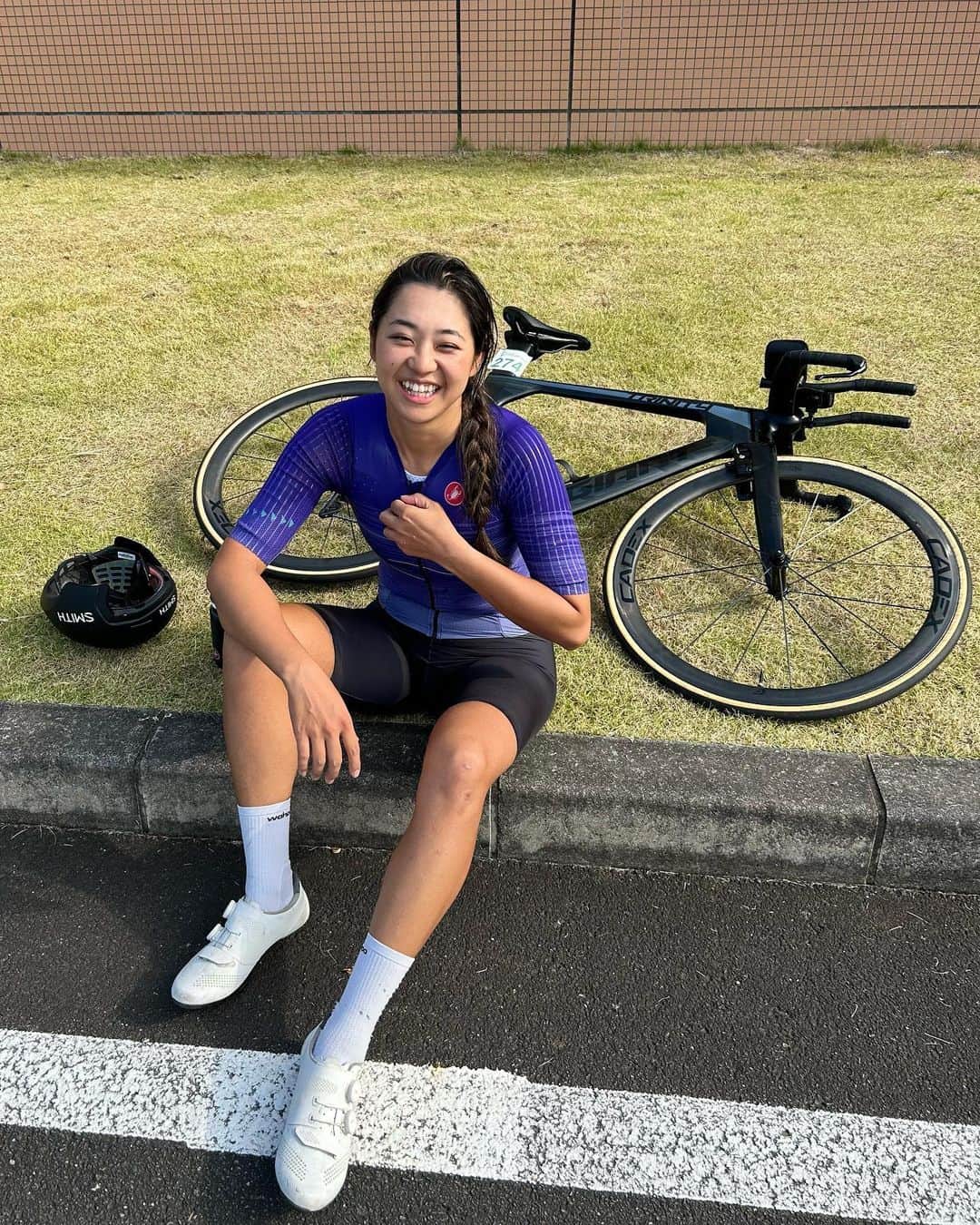 平良エレアのインスタグラム：「しろさとTT 50km 女子総合1位🥇 51km 1:22:57 Av.36.9/km 平均162w 心拍170bpm  1位取って去年より少しタイムはましだったけど 納得いく走りは全然出来ず😭  最近TTのコックピットを大幅に変更し ハンドル高5cm下がりぶっつけ本番で やっと乗れたものの。。  ローリングスタート早々に やべ〜ポジション合ってないじゃんよ🥶 って思ってたら計測スタート▶️ 10kmぐらいで右脚やら両腿のハムが悲鳴を上げ🚴‍♀️⚡️ ポジションのせいかいつもよりパワー伝わらない😂！！ 内心かなーり焦りながら走った笑  まあ、ポジション改善したら かなり良くなりそうなのはわかったし✨ 来年は大幅に記録更新しまーす✌️  毎回ネタは尽きない笑 ちゃんと準備せえ！って話なだけなんだけどね🤪  #しろさとTT #ロードバイク女子 #ロードバイク #cycling #cyclistlife #cyclinglife #cyclist #cyclinglifestyle #instacycle #instacycling #livjp_ambassador」