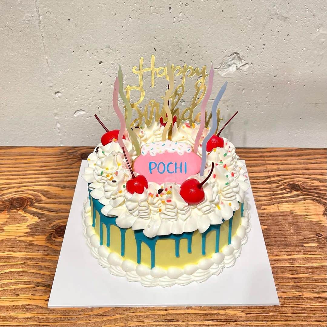 POCHIのインスタグラム：「可愛いケーキとお花ありがとう🎂🌼」