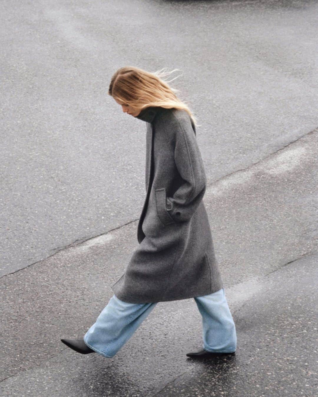 ARKETさんのインスタグラム写真 - (ARKETInstagram)「Oversized coat made from 100% wool, woven in a bouclé finish. Styled with a shirt collar with a detachable storm flap. Explore all of our seasonal outerwear: link in bio. - #ARKET」11月5日 16時56分 - arketofficial