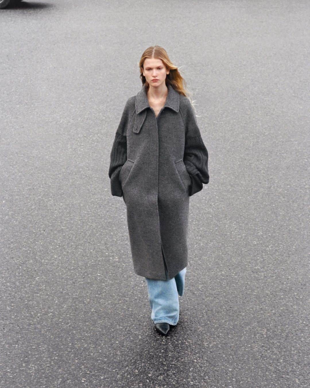 ARKETのインスタグラム：「Oversized coat made from 100% wool, woven in a bouclé finish. Styled with a shirt collar with a detachable storm flap. Explore all of our seasonal outerwear: link in bio. - #ARKET」