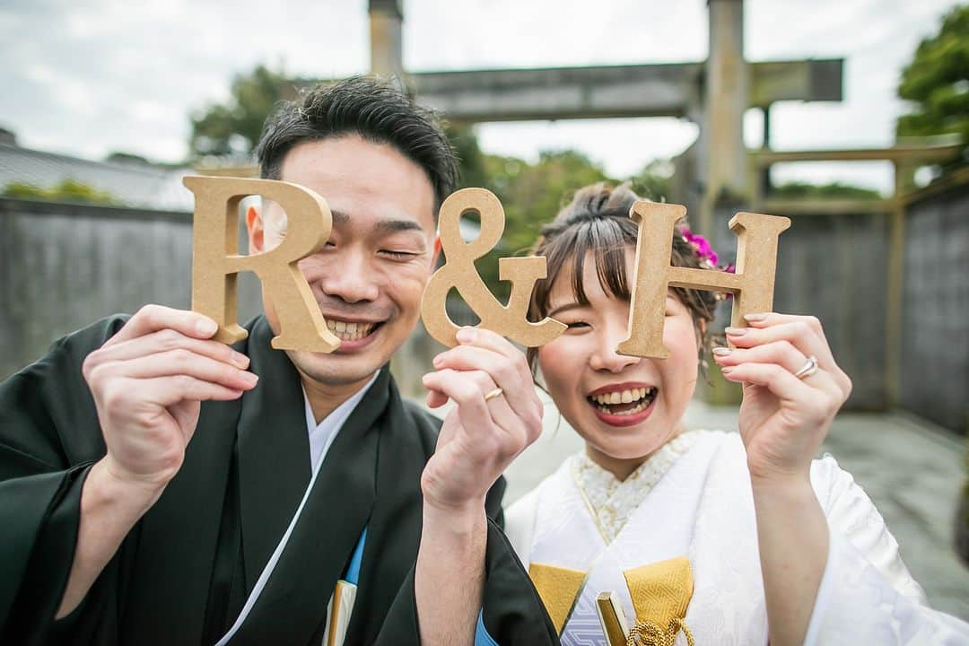 ラヴィ•ファクトリーのインスタグラム：「【写真で叶える結婚式】 . イニシャルブロックや幼少期の写真など 撮影小物で叶える”おふたりらしい”前撮り撮影♪  撮影中は終始笑顔が絶えないおふたり！ ナチュラルな笑顔を逃すことなく写真に収めます📷 . —————— ラヴィファクトリー:@fukuoka_laviephotography Photographer: @aki_batakanobu AREA:JAPAN,FUKUOKA —————— @laviefactoryをフォローして #laviefactory #ラヴィファクトリー のハッシュタグをつけて お写真を投稿してみてくださいね* . こちらの公式IG（@laviefactory） で取り上げさせていただきます✨ . 思わず笑顔になれるハートのある 「家族写真」はラヴィクルール* >>>@laviecouleur_official . #wedding #weddingphotography #photo #ハートのある写真 #instawedding #結婚写真 #ウェディング #ウェディングフォト #撮影指示書 #ロケーションフォト #前撮り #写真好きな人と繋がりたい #フォトウェディング #卒花 #後撮り #ウェディングニュース #前撮り小物 #前撮りフォト #前撮りアイテム #ウェディング撮影 #撮影構図 #前撮りアイディア #撮影指示書 #花嫁コーディネート #花嫁コーデ #撮影小物 #和装 #和婚花嫁」