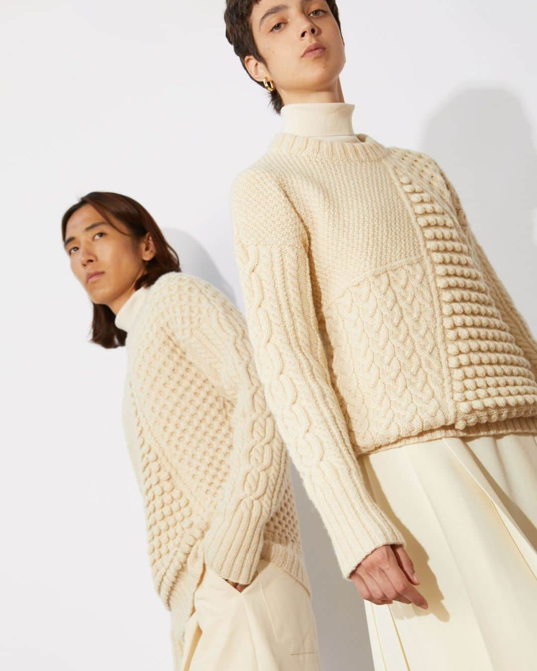 ジョンスメドレーさんのインスタグラム写真 - (ジョンスメドレーInstagram)「"With this design, we wanted to truly celebrate the craft that is hand knit," says Chloe Lewis, Head of Sustainable Design at John Smedley. "Working in a heavier weight, everything is amplified, which stands in stark contrast to our extra fine merino knitwear. We explored combinations of classic cables and sumptuous textures, patchworking and engineering them together. I think knitwear can be incredibly emotive, and it was important for us to capture this. Rather than being inspired by a specific trend, we wanted to put a contemporary twist on a traditional knit, creating a timeless piece that can be worn, loved, and borrowed before eventually getting passed on."  Discover our hand knit jumper Frost online today.  #handknit #knitweardesign #madeinengland #johnsmedley」11月5日 17時00分 - johnsmedleyknitwear