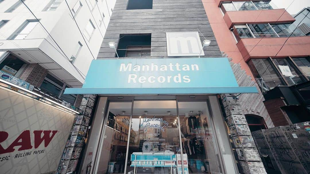 McGuffinさんのインスタグラム写真 - (McGuffinInstagram)「HIP HOPの発進基地　宇田川町レコードショップ @manhattan_records   東京の「地元に密着していたり」「まだまだ知られていない」「何やら面白いことをしている」素敵なお店を紹介する本企画。  今回は “Manhattan Records” 渋谷駅から徒歩6分。井の頭通りを歩いていく途中に見えてくる青い看板が目印だ。  1980年に当時オーナーの平川氏が渋谷にオープンし、1991年に今の宇田川町にテナントを移した。多くのショップが潰れていく中で、2023年をもって43年目を迎える渋谷を代表する老舗のレコードショップだ。  店内にはDJブースを設けてレコードを流して音を楽しめるスペースがあったり、80年代のR＆Bやヒップホップ、最新のラッパーのアルバムであったり、70年代や80年代のJpopからUSのヒップホップまでジャンルレスで数多くのレコードを取り扱い、音楽好きには目を輝かせるような店内である。  また、Manhattan Recordsで働いている方達がそれぞれ独自でアーティスト活動を行い、個々が多種多様な形で音楽に携わっていたり、多くのアーティストが訪れたりと、店内外問わず歴史と伝統が感じられるお店だ。  レコード文化の聖地渋谷で、あなたの聴覚を刺激するような音楽を見つけにManhattan Recordsに訪れてみるのはいかがだろうか。  Director: @_aymas Producer: @andokeita   McguffinのYoutube“【宇田川町の発信源となるレコードショップ/Manhattan Records】レコードの聖地渋谷から、 “今の音楽”を発信する 日本のレコードカルチャーを代表するお店 GOOD SHOP&HOMIES〝 をチェック！ #manhattanrecords #宇田川町」11月5日 17時00分 - mcguffin_official