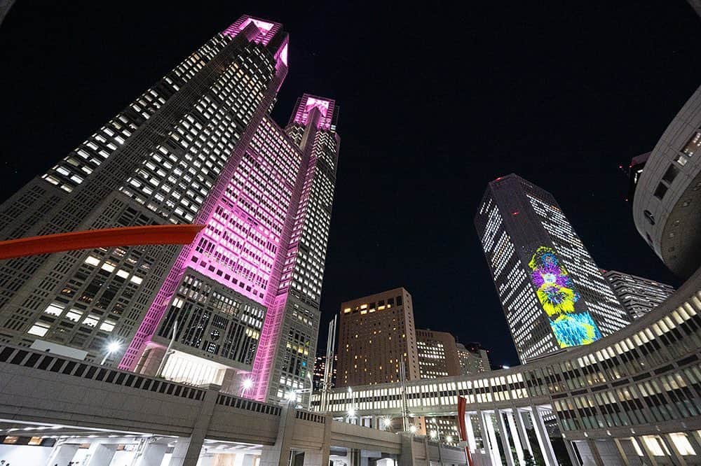 のインスタグラム：「FUN MORE TIME SHINJUKU  プロジェクションマッピング(2023.10.13撮影)  最寄駅：都庁前駅  #tokyotokyo #tokyogram #moodygrams #jp_gallery #ptk_japan #gdayjapan #realtokyolife #beautifuldestinations #tokyojapan #instatokyo #loves_nippon #phos_japan #bestjapanpics #cooljapan #japan_of_insta #photo_jpn #illgrammers #景色 #東京 #東京都 #東京観光 #東京旅行 #東京散歩 #風景 #街の風景 #東京風景 #Tokyo #东京 #도쿄 #tokyogood」