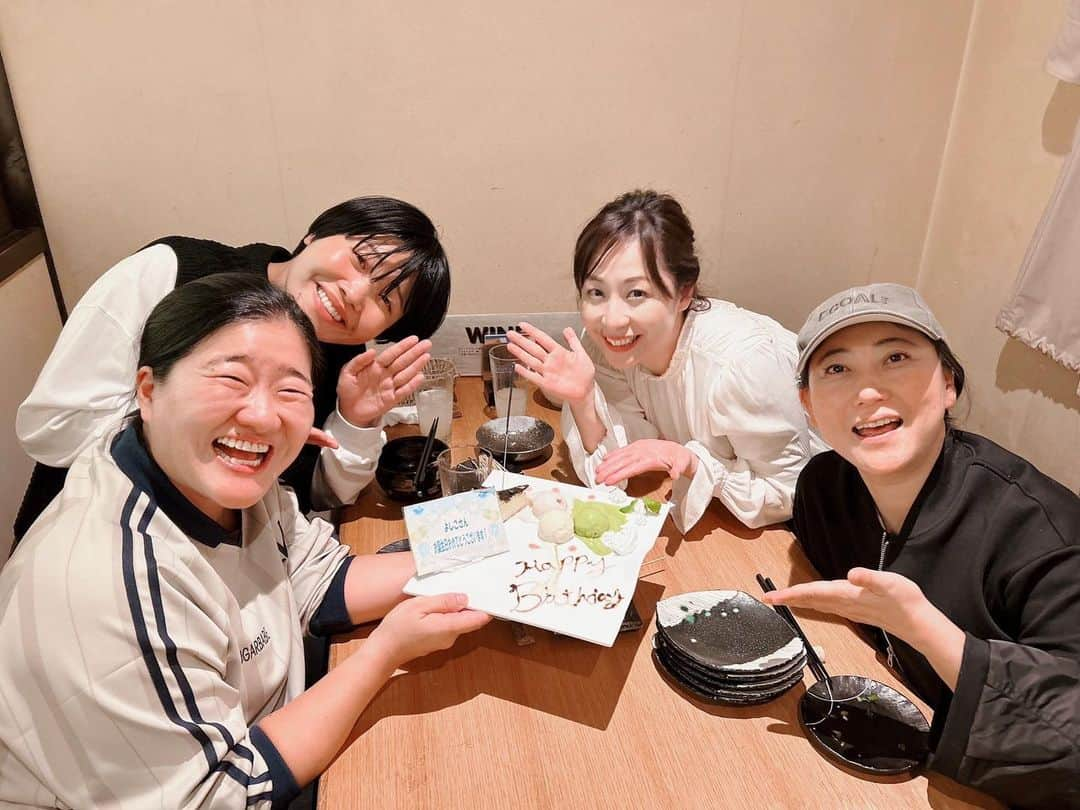 ガンバレルーヤのインスタグラム：「昨日の花咲かタイムズありがとうございました🥺✨💕 夜に名古屋で花咲かファミリーの友近さんと南部さんがサプライズでお誕生日をお祝いして下さいました😭❤️ 幸せ過ぎる😭✨😭✨😭感謝です😭😭😭 トニーフランクさんにもお会いさせて頂けて、めちゃくちゃ嬉しかったです🥺❤️🥺❤️🥺 いっぱい笑って濃い１日でした😊❣️✌🏻✨❤️‍🔥❤️  #ガンバレルーヤ #ガンバレルーヤよしこ #ガンバレルーヤまひる」