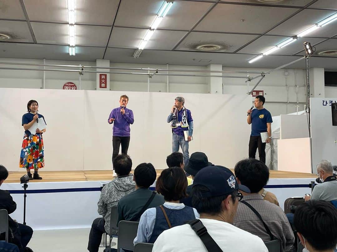 森崎浩司のインスタグラム：「ひろしまバスまつりイベントに参加してきました😊  11時から11時30分までの約30分間トークショーをさせていただきましたが、皆さんが耳を👂傾けて聞いてくださり、トークをしやすい雰囲気でした☺️  @sanfrecce.official  #ひろしまバスまつり2023」