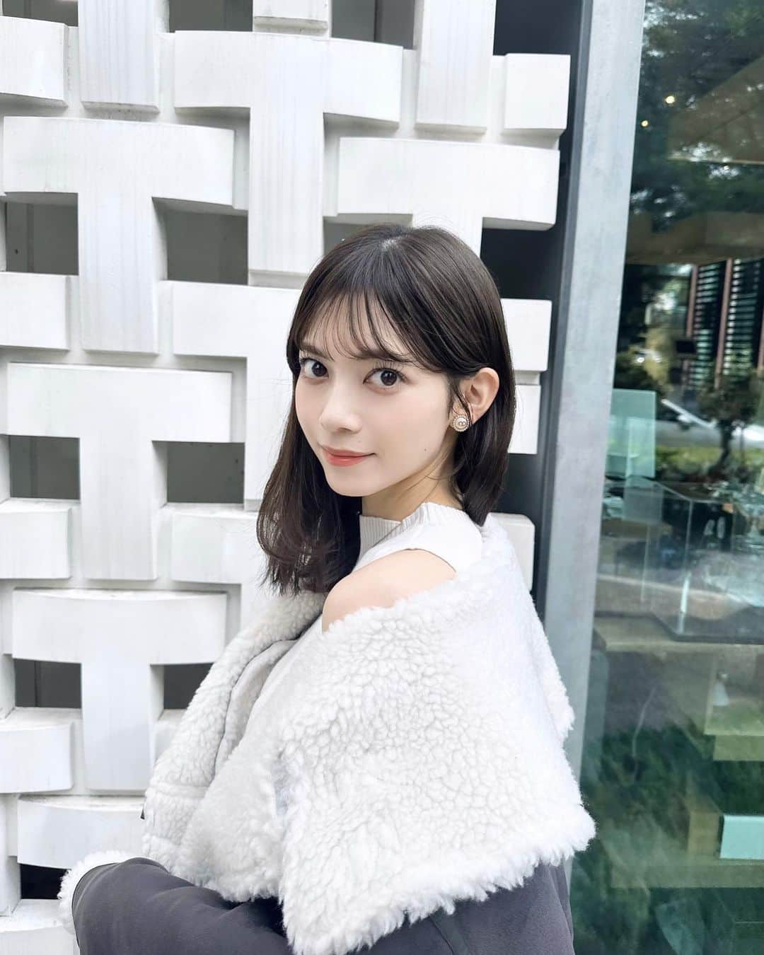 のインスタグラム：「去年も大活躍したボアコート〜！  今年はブラックを着てみました〜🩶 これからの寒い季節に厚手のニットを着てもすっと袖が通せるようになっているので便利♡  中のニットワンピは胸下に切替が入っているので腰の位置が高く見えてスタイルアップ効果も抜群です！  #mercuryduo  #mercuryduostyling  #ニットワンピ #ボアコート　#冬コーデ」