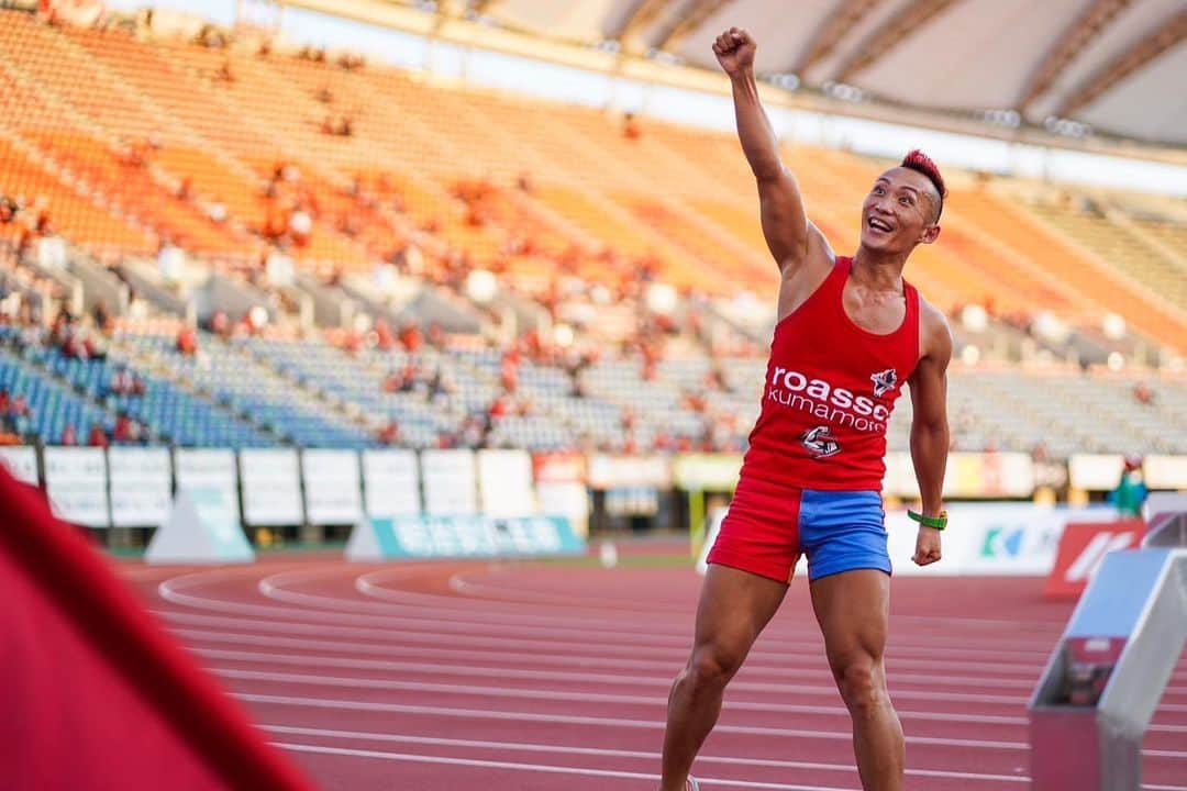 ROASSO KUMAMOTOのインスタグラム：「このたびロアッソ熊本では契約満了に伴い、2023シーズンをもちまして、スガッシュさんのロアッソ熊本マッスルアンバサダーおよびスタジアムDJの退任が決定いたしました。 2018シーズンより6シーズンにわたり、ロアッソ熊本の活動およびスタジアムDJにご尽力いただいたことに、心から感謝申し上げます。」