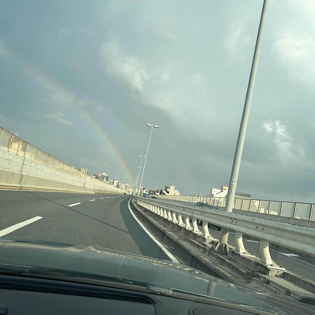 mioのインスタグラム：「にじ！🌈」