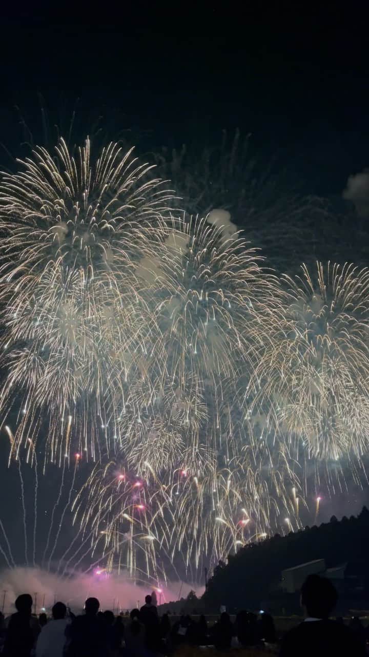 のインスタグラム：「肌寒い中の花火は新鮮だった🎇次見れるのは来夏かな  #花火 #彼女感 wwww」