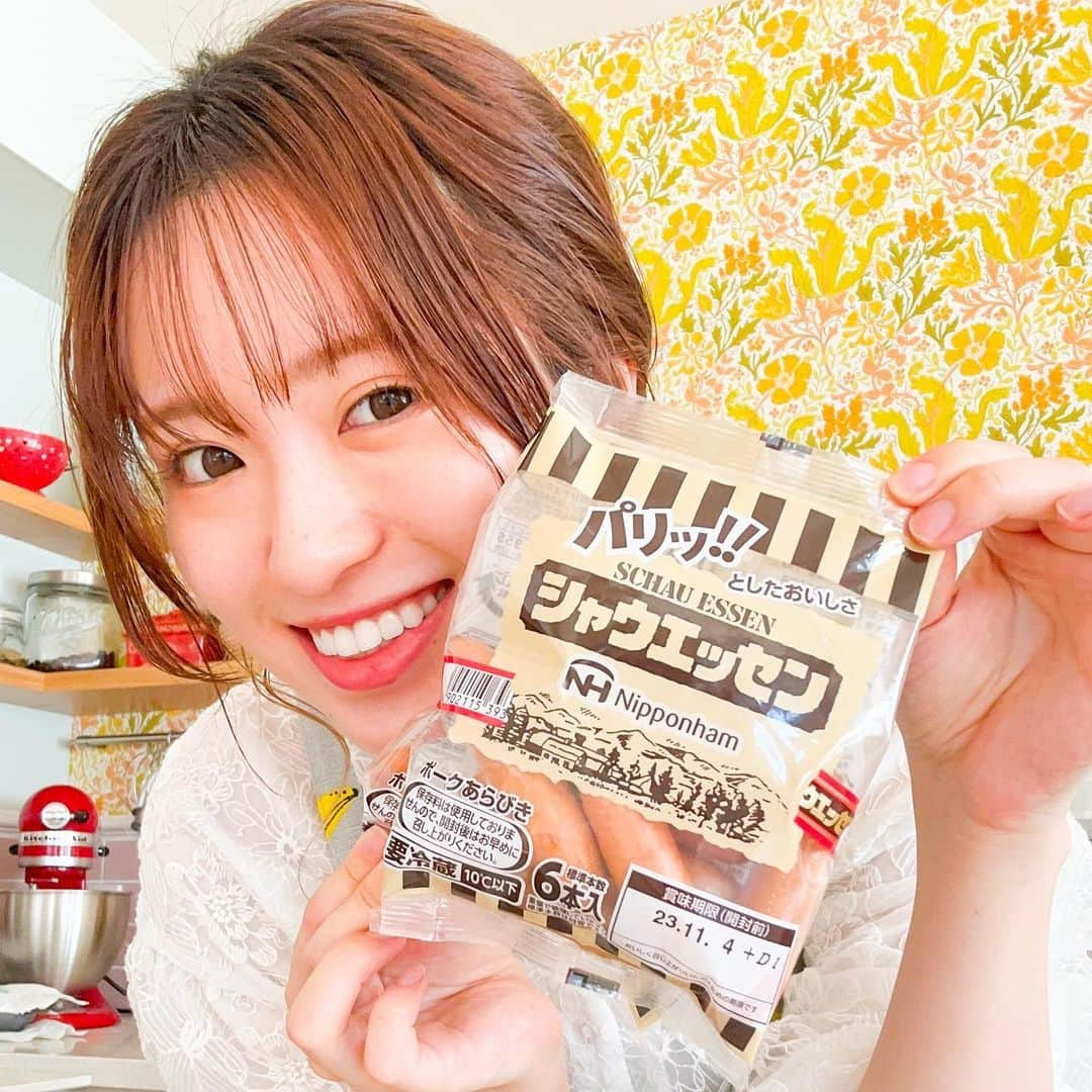 はるあんのインスタグラム：「これからどんどん寒くなるから... おうちでのごはんも温かいのが食べたくなるよね☃️ そんな時にぴったりなショート動画をYouTubeで公開しましたー！見てくれましたか？？  はるあん家の定番ポトフレシピなのですが、 グツグツ煮込めば本当に美味しくなるから冬はめちゃめちゃ作ります。笑 野菜もホックホクで美味しくなるし、 何よりソーセージ！これはね、もうシャウエッセン一択です！！ 母とやっぱりシャウエッセンは違うよね、って小学生の時に話したあの時を今も思い出せる。笑 そのくらいポトフにはシャウエッセン！ってわたしの中ではお決まりです。  もちろんポトフ以外のものを作っても、そのままボイルして食べたりしてもおいしいし、 シャウエッセンには絶大な信頼しかない。笑  この冬はシャウエッセンと野菜を煮込んだポトフで暖まろう〜☺️  #PR #シャウエッセン #うちシャウ  #はるあん料理部 #ポトフ #シャウエッセンの思い出 #実はまだあるよ #信頼と実績のシャウエッセン」