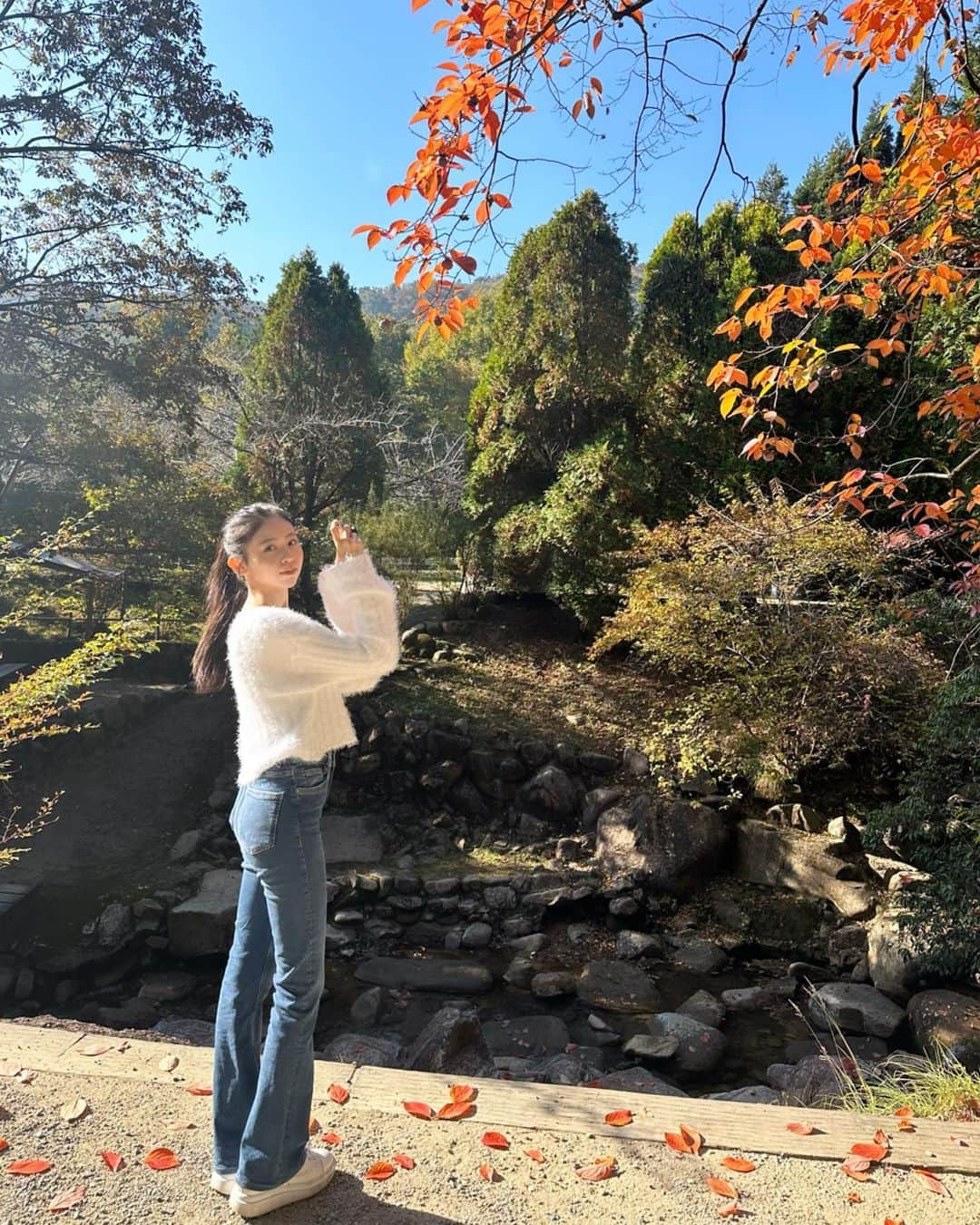 入江美沙希のインスタグラム：「秋を感じてきました🧺🍂 ⁡ 普段と違う場所で過ごしてるからか穏やかな時間が流れてました.. お散歩するのも空気が澄んでて気持ちが良かったな🕊‎ ⁡ ⁡  tops　 #sona  bottom　 #zara ⁡ ⁡ ⁡ ⁡ ⁡ ⁡ ⁡ ⁡ ⁡ ⁡ ⁡ ⁡ ⁡ ⁡ ⁡ ⁡ ⁡ #みさきのしふくすたいる #紅葉#デニムコーデ#秋トップス#秋服#秋コーデ#秋ファッション#ワンピースコーデ#韓国へア#韓国へアアレンジ#ヨシンモリ#前髪なし#ガーリーコーデ#ガーリーファッション#ガーリーヘア#ガーリーヘアアレンジ#フレンチガーリー#フレンチガーリーコーデ#フレンチガーリーヘア#韓国コーデ#韓国ファッション#高校生#06#jk2#jk#Japan」