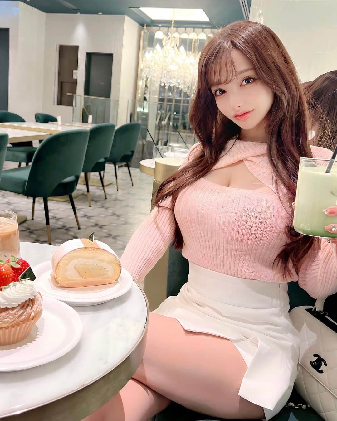 明日花レイナのインスタグラム：「まさかの閉店2日前だった🥹 店内可愛くてスイーツも美味しいのに😭 あおいちゃんがたくさん写真撮ってくれたから全部載せる🥺💕  #カフェ #銀座 #銀座カフェ #サロンドルイプレミアム #東京カフェ #韓国カフェ #カフェ巡り」