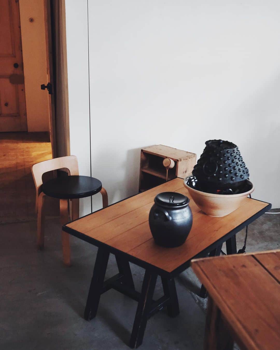 チェルシー舞花のインスタグラム：「且坐 喫茶  @cinq.kyoko  @cinqplus   サンクの陶器市にて、初日のお茶席に小暮さん @mkogurem お出かけしてきました○  裏テーマは民藝茶会とのこと。柳宗悦が使っていた茶釜を軸にジョン・リーチのボウルを風炉釜として、フィンランドのARABIAなどなど、サンクの見立てで楽しい会でした。  _______  民藝館にて柳宗悦が所蔵品を用いて開催した民藝茶会、第一回は遡ること1955年…いまから、68年前だそう𓃑ふむふむ」
