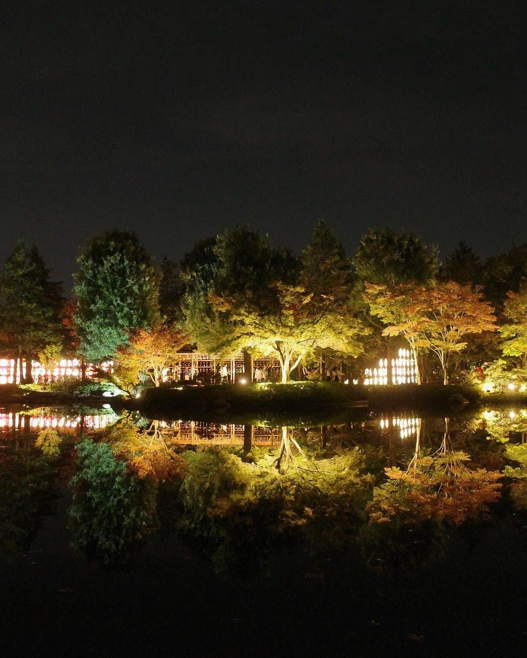 西川瑞希（みずきてぃ）さんのインスタグラム写真 - (西川瑞希（みずきてぃ）Instagram)「-ライトアップイベント-  日本庭園では水面にモミジが鏡のように反射していてとても綺麗で感動。感動。光に包まれた銀杏並木では色と音の変わる演出が幻想的で、たまに遊びにきていたけどいつもみている場所とは全く別の場合に来たみたいな気分だったなぁ//  ☺︎☺︎☺︎✨  #秋 #おさんぽ #昭和記念公園 #立川 #tachikawa #showakinenpark #healing」11月5日 17時14分 - mizuki_nishikawa_