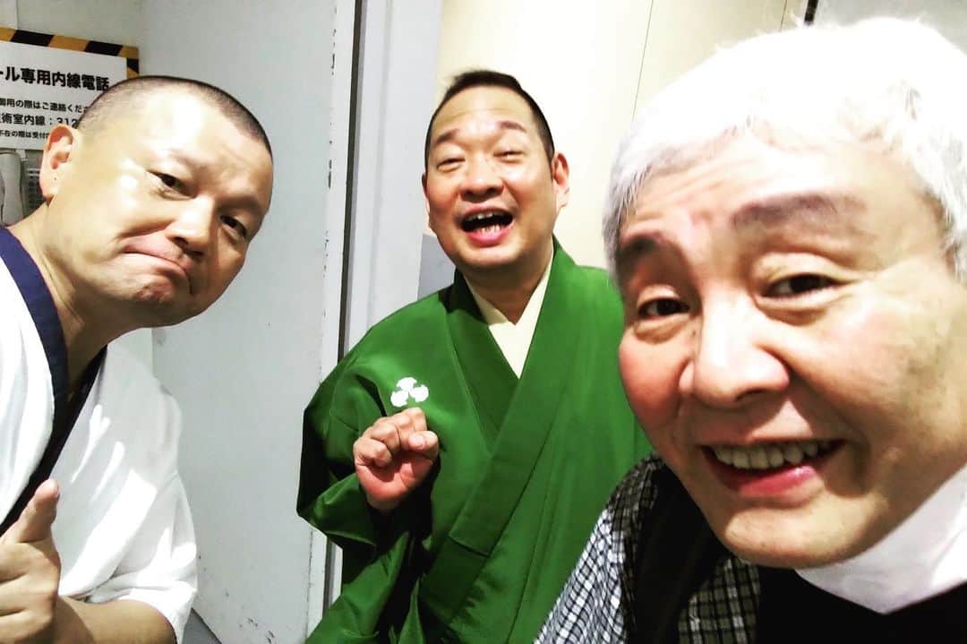 桂かい枝のインスタグラム：「よく喋った😆舞台も楽屋も‼️  今日は、「新作×古典対決‼️」  高座終わりの僕  会場出る喬太郎兄  これから出番の彦いち兄  入れ替わり立ち替わり出るまつりの醍醐味💪  今日は最高の連携やったな‼️  #落語 #寄席 #博多天神落語まつり」