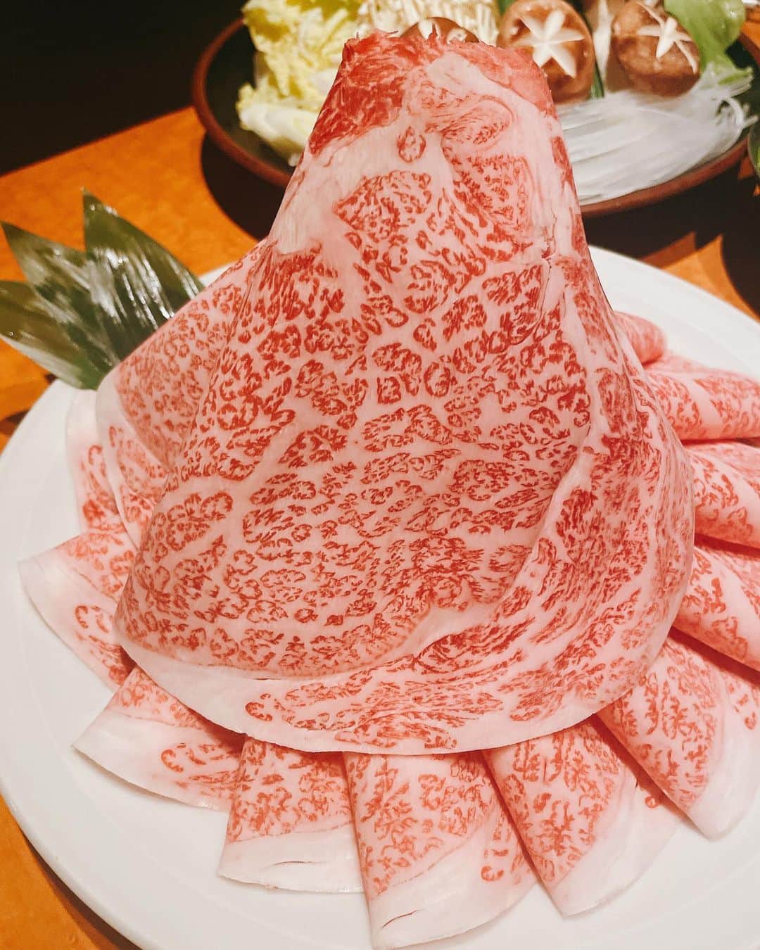 のインスタグラム：「.  お誕生日祝いに しゃぶしゃぶ連れってモラタ  うまー  偶然会ったお友達も 遅くなりましたー言うて お祝いしてくれた  マンモスうれＰ❤️  みんな ありがとう  あたい幸せ  ぴよん  #しゃぶしゃぶ #しゃぶ叙 #しゃぶ亭は大阪」