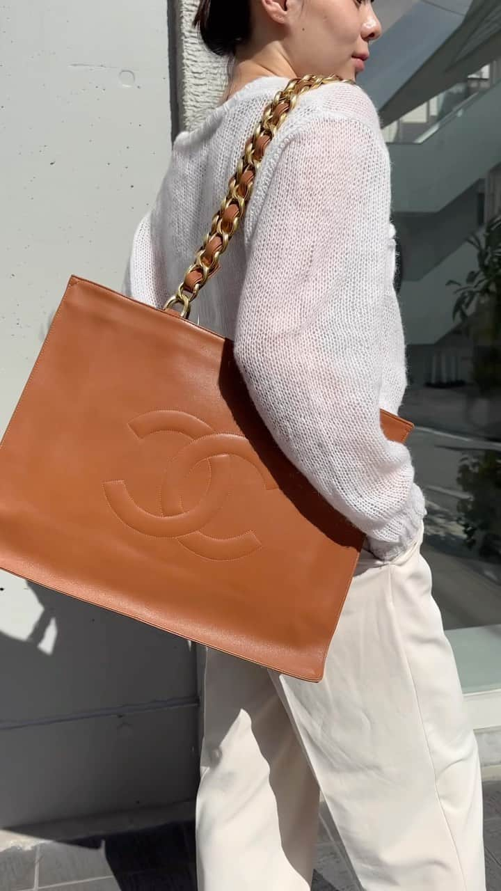 Vintage Brand Boutique AMOREのインスタグラム：「Vintage Chain Shoulder Tote Bag 💼   Product code:28701  #chanelvintage  #chanelbag #chanellover #chaneltote」