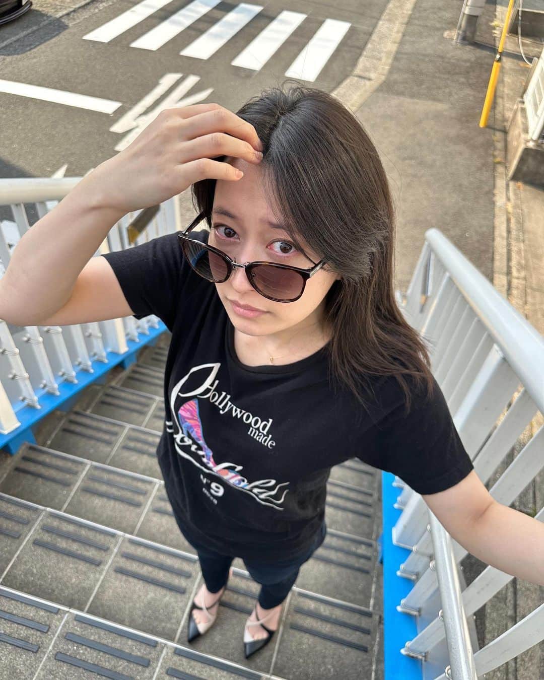 後藤郁のインスタグラム：「11月とは思えない暑さで、思わず半袖でお外出ちゃった！ そして安定の眩しさ爆発で、涙目です🥹」