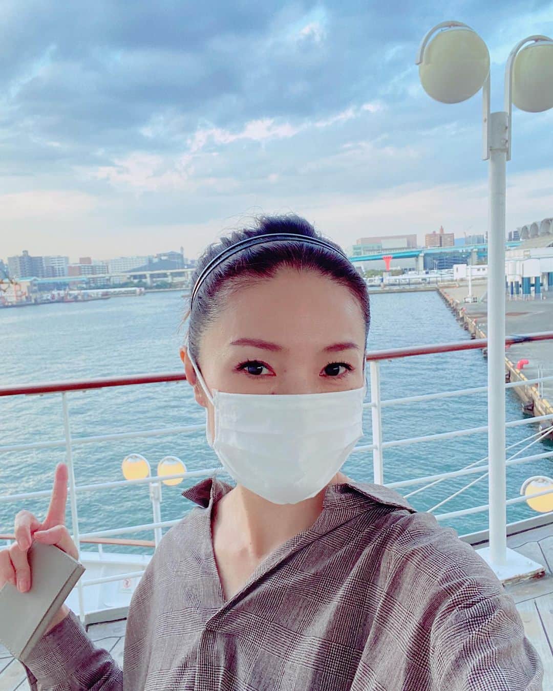のインスタグラム：「飛鳥II 秋のクルーズ 出港致しました🚢  行ってきますね  お客様と共に旅へ 音楽の旅も  感謝  #マルシア」