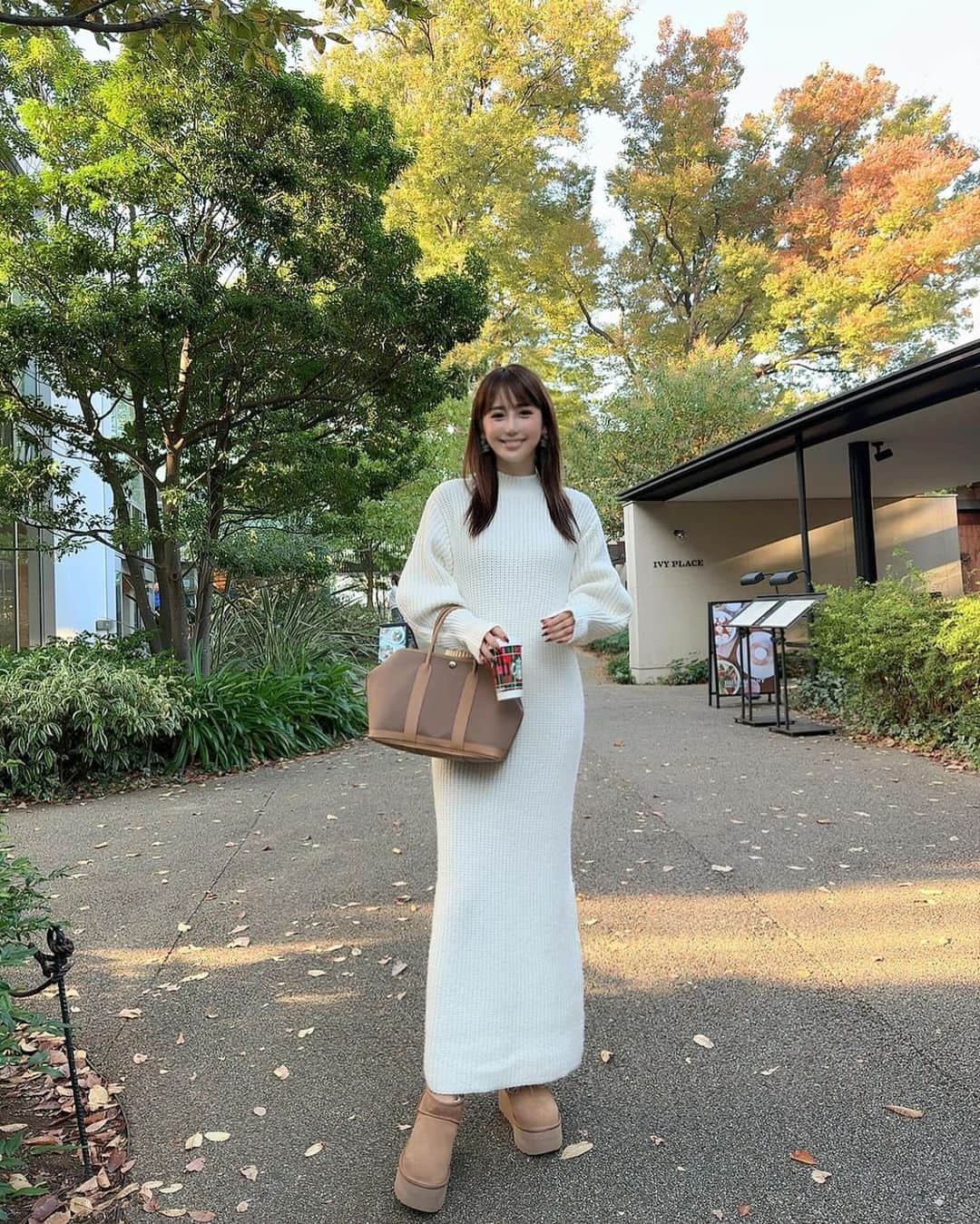 桃華絵里のインスタグラム：「O u t f i t 🧸🍂🍁🧶  美シルエットが素敵な もちふわニットOP🤍  本日20:00から7型発売START！ ぜひcheckしていただけたら嬉しいです😊🫶🏻 @mocoas_inc   紅葉が綺麗な季節になってきましたね♡  #ootd #mocoas #ugg #hermes」