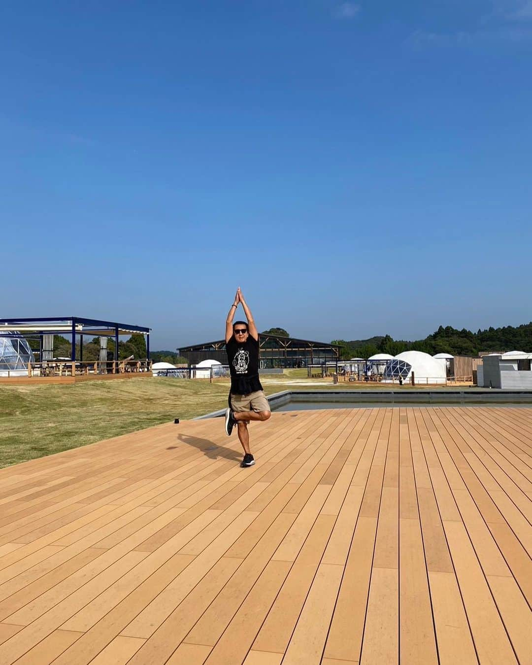 Ken Harakumaのインスタグラム：「自然豊かな千葉県いすみ市の @solasglamping  @glamping_yoga_events  また来たくなるグランピング施設❣️ 素晴らしい時間をありがとうございました❣️ @millebacishop  @u_ka_music  @keicoyoga  @international_yoga_center  @yaa__na  #グランピング  #朝ヨガ  #ハタヨガ  #サンライズヨガ  #サンセットヨガ  #瞑想  #ケンハラクマ」