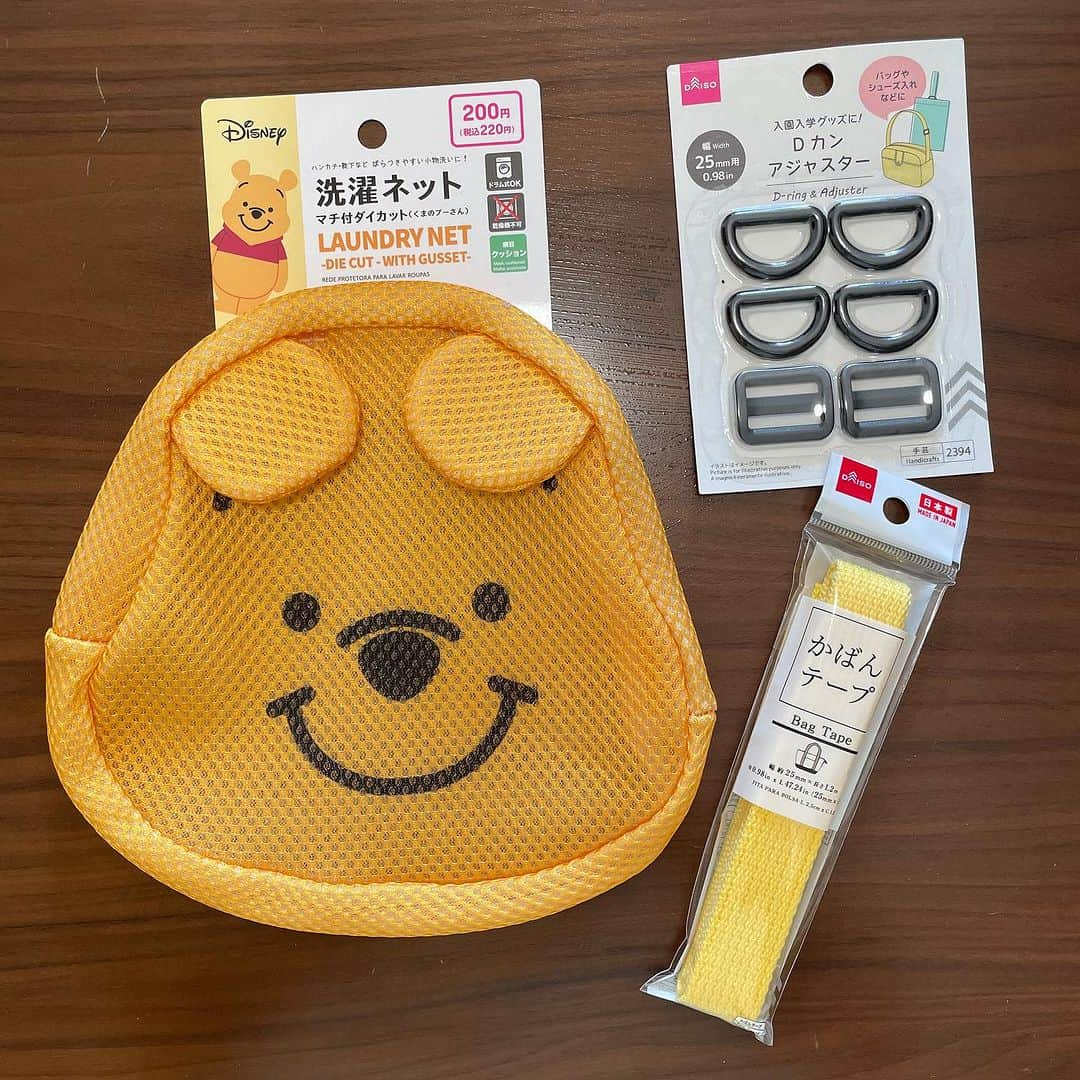 南條早紀さんのインスタグラム写真 - (南條早紀Instagram)「【手作りリュック🧸🍯】  以前、SNSで見かけて可愛い〜🩷と 一目惚れしたプーさんのリュックを作ってみました🥰  #早紀のハンドメイド記録   なんと、このプーさんはダイソーで売っている プーさんの洗濯ネット😳（200円） これにカバンテープと、Dカンをつけたら あーっという間に完成✨✨  総額400円。すごい。  ファスナーが絶妙な位置についているので、 実用性も◎なのです😌🩷  歩くのが楽しくて仕方ない お散歩大好き娘（1歳7ヶ月）に背負わせたら サイズ感がなんとも言えない可愛さでたまりません🤭  散歩のときのおやつとか、 いつも持ち運びたいおもちゃとか、 はたまたオムツとか、 ちょこっと持ってもらうのに良い感じです♪  あと、メッシュ素材なので、 夏は保冷剤を入れて背負わせたら 熱中症対策にもなるという優れもの。 考えた人ほんとに天才…！！  秋の夜長、久しぶりに手作りして 楽しかったです🥰  #プーさん #プーさんグッズ #プーさんコーデ  #手作り #リュック #DAISO #ダイソー #ダイソー購入品 #100均一 #ハンドメイド #ハンドメイド雑貨 #100均リメイク #100均 #100均diy #100均パトロール  #Disney #1歳 #1歳女の子 #女の子ママ #姉妹ママ #2学年差年子 #育児記録  #手作り雑貨 #手作り子供服 #手芸 #アナウンサー #フリーアナウンサー #南條早紀 #なんじょうのにちじょう」11月5日 17時23分 - nanjo_saki