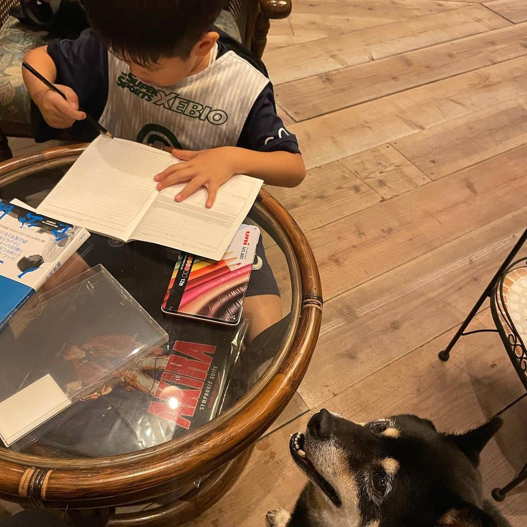 吉村民のインスタグラム：「サッカーノートを書き始めた人。 独自の世界の サッカーノートとなっております。 憧れのお兄ちゃんの「89くんも書いてるかなぁ」とブツブツいいながら 1日の練習を振り返り中🤣 指さしてるのが89くん。 1番丁寧に書いたんだそうです🤭❤︎  #サッカー少年  #サッカーノート  #夢をかなえるサッカーノート」