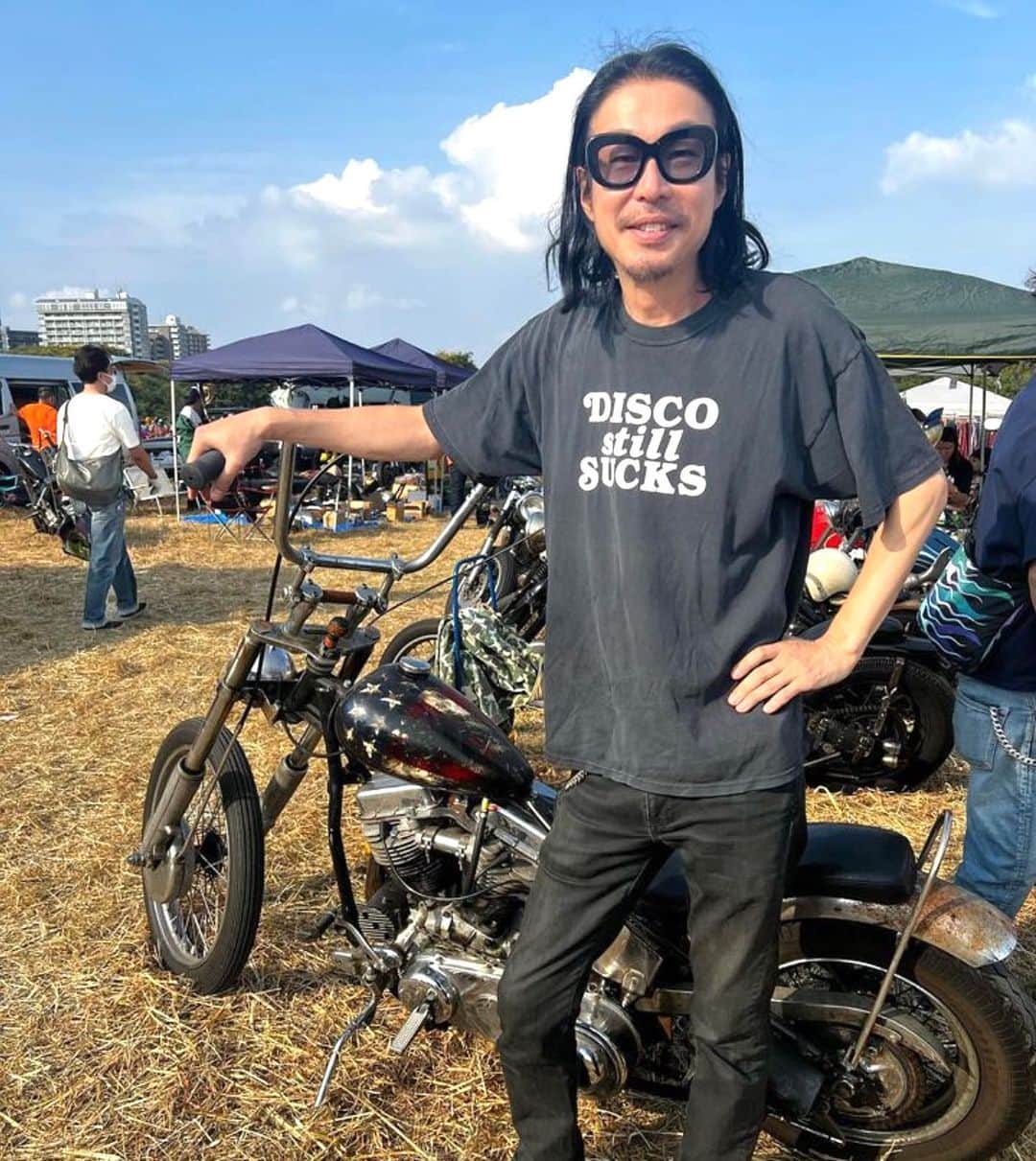 Curly Giraffeのインスタグラム：「念願の厚木VMRS （vintagemotorcycle rally & swapmeet）に初めて行ってきた。  いつもこの時期はライブが入っていたりして指を咥えて会場の様子を写真などで見てましたが、ようやく体験出来ました。 11月なのに夏かと思うくらい暑かったけど、それはそれでいい思い出。  音楽フェスとはまた違った興奮。 バイクで乗り付けられるのも良い👍  また来年休みだったら行きます笑。  #VMRS10th」