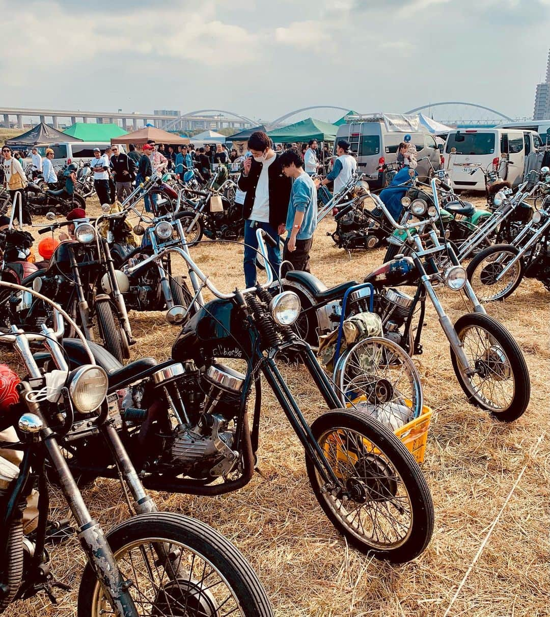 Curly Giraffeさんのインスタグラム写真 - (Curly GiraffeInstagram)「念願の厚木VMRS （vintagemotorcycle rally & swapmeet）に初めて行ってきた。  いつもこの時期はライブが入っていたりして指を咥えて会場の様子を写真などで見てましたが、ようやく体験出来ました。 11月なのに夏かと思うくらい暑かったけど、それはそれでいい思い出。  音楽フェスとはまた違った興奮。 バイクで乗り付けられるのも良い👍  また来年休みだったら行きます笑。  #VMRS10th」11月5日 17時33分 - curly_giraffe