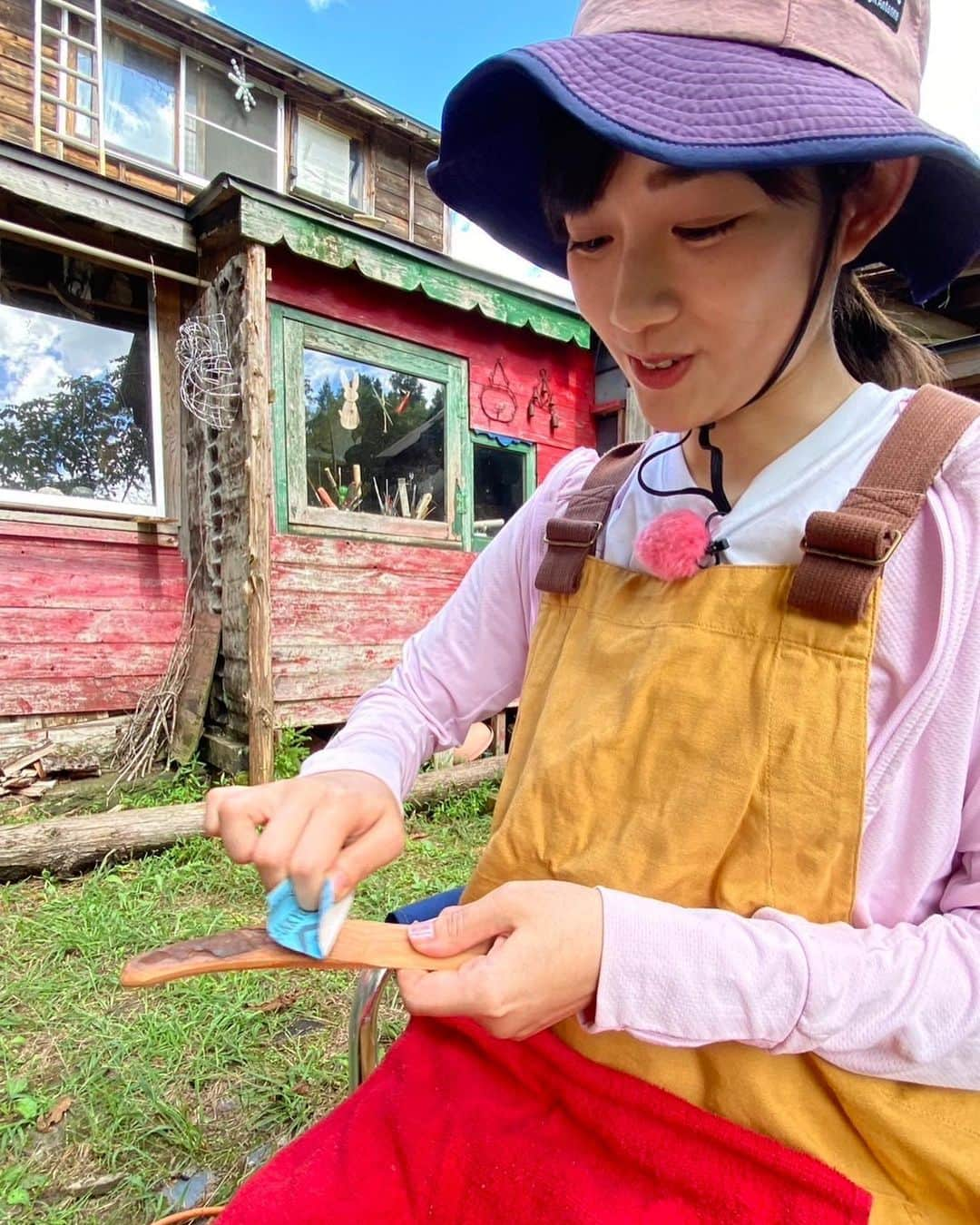 松本亜美さんのインスタグラム写真 - (松本亜美Instagram)「今日は新潟一番サンデープラスで宮古島の特集が放送されました🏝️ ご覧いただいた皆さん、ありがとうございました♫ まさに南国の楽園に癒される旅でした✈️  明日の新潟一番は自然派🌱 遠藤さんのアトリエに久しぶりにお邪魔してバターナイフ作りを学びました😊 端材となった木材を使っての作業。 どっち側が表側にする？どちらを先端にする？木の素材を生かしながら作ってみたら？ など、遠藤さんにアドバイスをいただきながら作っていきましたが、自分で考えるとなると難しい！！  たくさんサポートをいただいて無事に完成✨とっておきのバターナイフが出来上がり大満足でした🍀  自然派クッキングではジャム作りにチャレンジ！初めての味に出会いました🎃  詳しくは明日の新潟一番で！！  #teny #テレビ新潟  #夕方ワイド新潟一番  #自然派 #里山暮らし #術を学ぶ  #バターナイフ作り #端材 #木材  #世界に一つだけ #バターナイフ  #ジャム #かぼちゃ #いちじく  #遠藤ケイ さん #アナウンサー  #松本亜美」11月5日 19時00分 - ami_matsumoto_teny