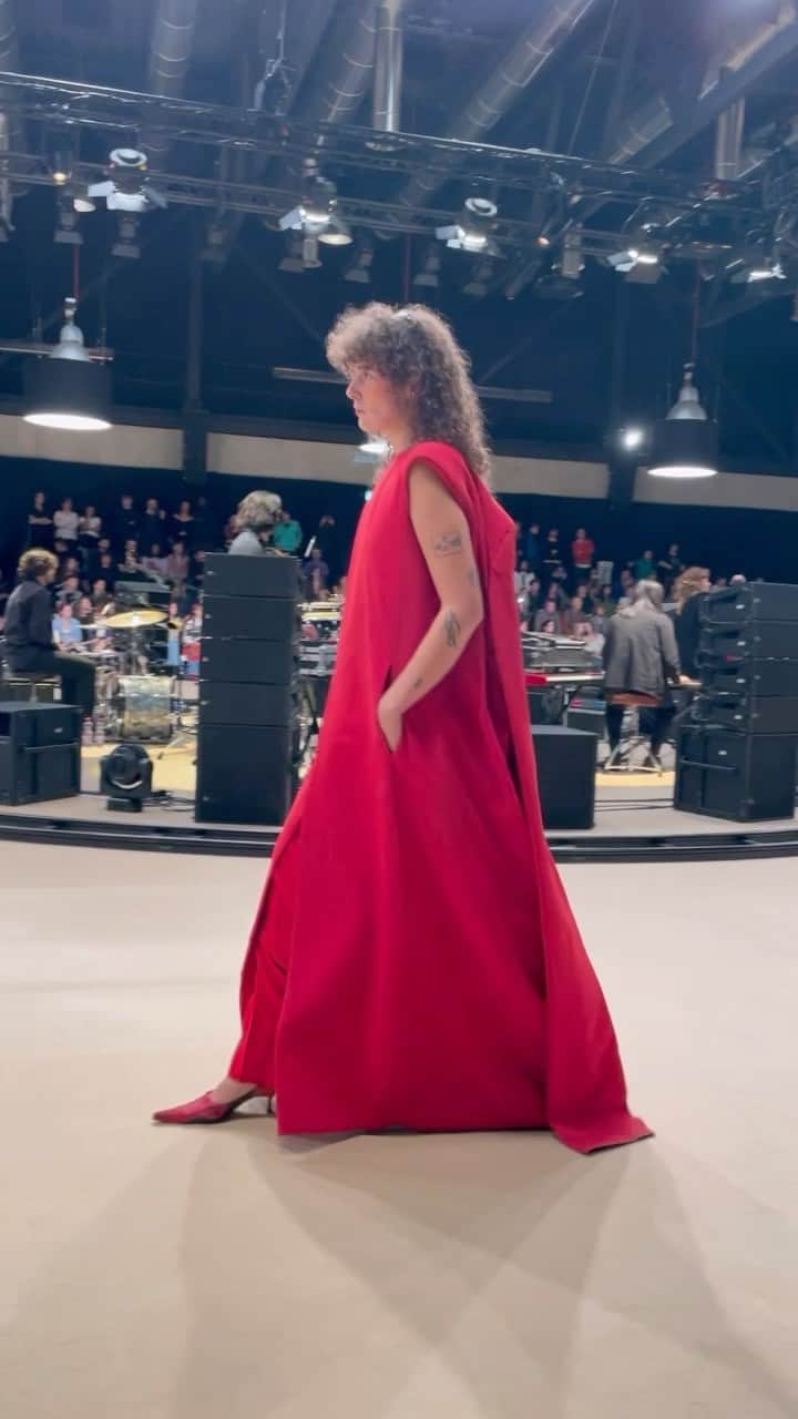 ルッツのインスタグラム：「.. just a few images from Friday’s @headfashiondesign Fashion Show ✨ .. So many incredible collections, beautiful, thoughtful and thought provoking work .. Congratulations to each and every student participating in this show , and to everyone who worked on making this show possible @headgeneve 👏❤️❤️❤️ Thank you also to our fabulous jury ! it was a joy and privilege to have you with us 🤩  - - - - - - #headfashion #headfashiondesign #graduateshow #studentfashion #fashion」