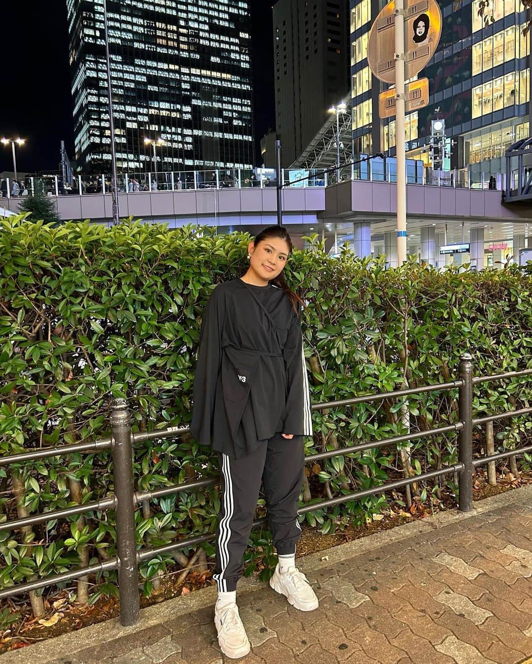 倉田珠里亜のインスタグラム：「. お気に入りすぎる服🖤  #じゅりふく #大阪だいすき #y3」