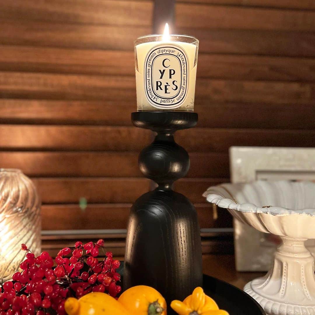 山城葉子のインスタグラム：「. 美しい曲線のキャンドルホルダーとトレイはDIPTYQUEのデコレーションコレクション "Flame & Smoke"。 我が家へ仲間入り。  ホリデーシーズンが待ち遠しいこの季節にピッタリの贈り物。  #diptyqueparis  #flameandsmoke  #フレームアンドスモーク #PR」