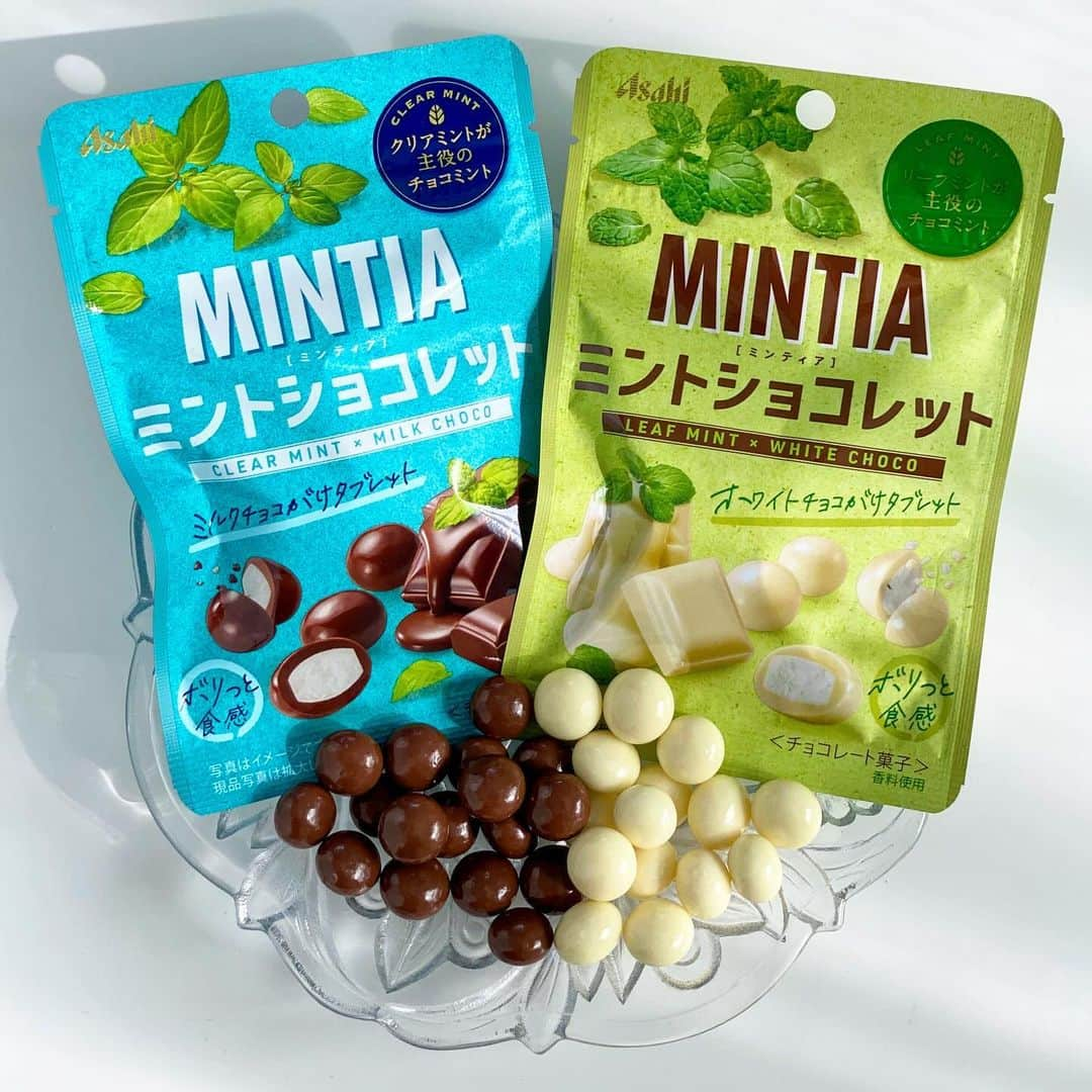 チョコミント大学生うしくろのインスタグラム：「🧼チョコミン党のためのインスタ⇒ @usiqlo🧼  【 MINTIA ミントショコレット 2種 】  10/16から新発売🧊🍃  「ミンティア」ブランド初！ミントタブレットに チョコをコーティングしたチョコがけタブレットが登場😳  クリアミントのタブレットにミルクチョコ、 リーフミントのタブレットにホワイトチョコがかけられています！  ✎𓂃𓂃𓂃𓂃𓂃𓂃𓂃𓂃𓂃𓂃𓂃𓂃𓂃𓂃𓂃𓂃𓂃𓂃𓂃𓂃  🧊クリアミント×ミルクチョコ / 1袋115kcal 🍫チョコ感：☆☆ 🌿ミント感：☆☆☆☆+ 😍甘さ：☆☆☆☆  🍃リーフミント×ホワイトチョコ / 1袋119kcal 🍫チョコ感：☆☆ 🌿ミント感：☆☆☆++ 😍甘さ：☆☆☆+  💰税込価格：各216円  🗾購入場所：ヨドバシ・ドット・コム さん 🗓販売期間：2023年10月16日発売  ✎𓂃𓂃𓂃𓂃𓂃𓂃𓂃𓂃𓂃𓂃𓂃𓂃𓂃𓂃𓂃𓂃𓂃𓂃𓂃𓂃  左の青いパッケージが、クリアミント🧊 右の緑のパッケージが、リーフミント🍃 です！  左からの方がわかりやすかったのですが、 右の【リーフミント】から食べました🙇🏻‍♂️笑  🍃 ボリっと噛むと、草感のあるミントがふわっと広がる！ ミンティアらしく強いメントール感はありつつも、 リーフ感がしっかりとあって新しく美味しい😳✨  周りのホワイトチョコは、まろやかな甘みがあるので ミントタブレット特有の辛さを包んでくれていました！ 　　 🧊 こちらは、通常のミンティアとミルクチョコを一緒に食べたような いい意味で予想通りの味わい🐻  ミントタブレット特有の辛さを感じるので、 その爽快感を求める方はこちらがいいと思います💨  ✎𓂃𓂃𓂃𓂃𓂃𓂃𓂃𓂃𓂃𓂃𓂃𓂃𓂃𓂃𓂃𓂃𓂃𓂃𓂃𓂃  近所のスーパーやコンビニで見かけず、 ヨドバシカメラさんのオンラインショップで購入しました！  個人的に、リピしたいのはリーフミント🍃  今までになかった味わいのミントタブレットで 仕事中、疲れたときにぴったり…！！🥱💻💤 　　  （普通のミントタブレットが食べれない方は難しいと思います…！） 　　 　　 　　  #チョコミント #ミンティアミントショコレット #ミンティア #MINTIA   #chocolatemint #ミントチョコ #mintchocolate #mintchocolatechip #チョコレート #チョコミン党  #うしくろくん #민트초코 #민트 #jmt #맛스타그램 #먹스타그램 #도쿄카페 #도쿄여행 #좋아요 #민초단 #薄荷巧克力」