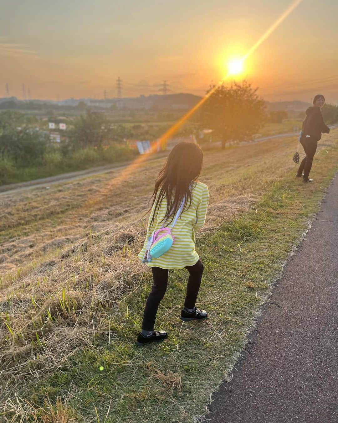 浅川稚広のインスタグラム：「娘、調布にて撮影㊙️。 はつみ監督と再会🙌 今回は、前回ヘアメイクしてくださった藏座(ゾウザ)さんが監督✨」