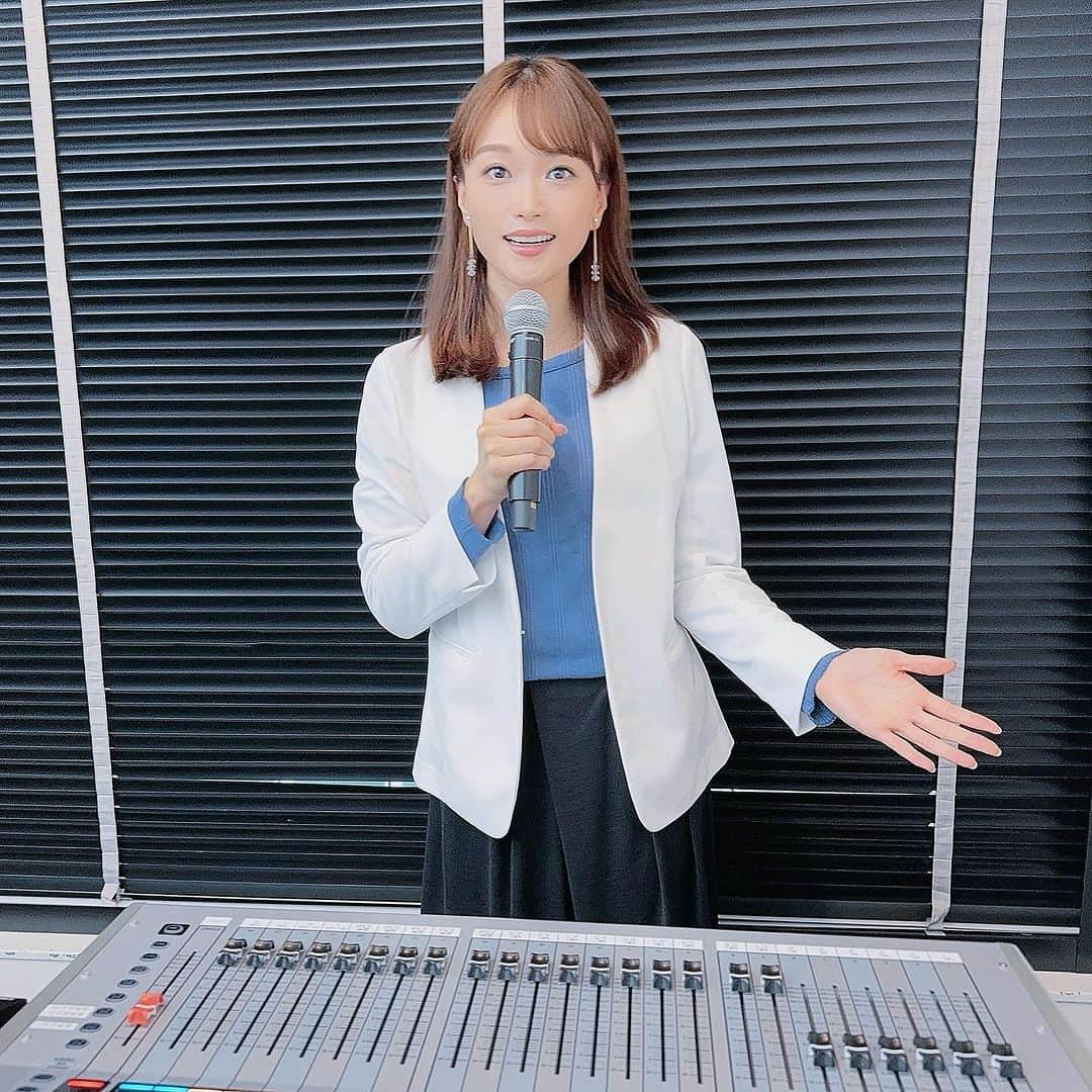 村山千代のインスタグラム：「🎧 おっきな機材を前にしても カッコよく見えませんけど？🙃 会場にもオンラインでもお客さんがいる ハイブリッドな会の進行役でした。 #今日のおしごと #今日のコーデ #司会」