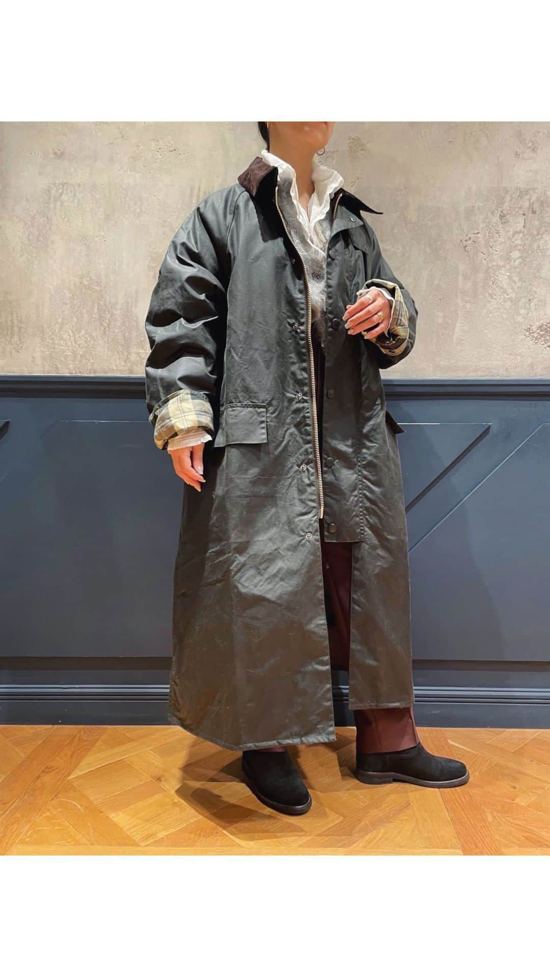 のインスタグラム：「. ⁡ 【Barbour】 ⁡ 英国王室御用達の証である、ロイヤルワラントを３つも獲得した、由緒ある名門ブランド。 1894年に設立されたバブアーは、100年以上経った現在でもイギリスをはじめとする世界中のファーマー、船員、オートバイライダー、軍人など厳しい天候や土地に臨み衣服に最高の保護、機能性を求めるあらゆる人々に愛用されている。 ⁡ ⁡ #ienalaboucle#iena#イエナ#イエナラブークル#ienalaboucle_23aw#barbour」