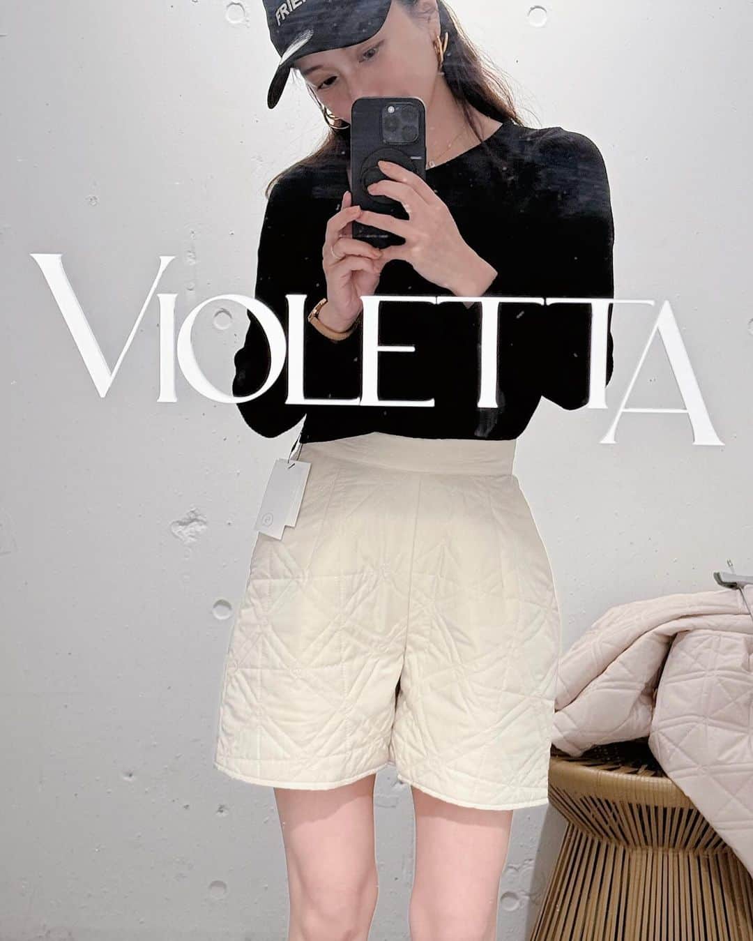 野田華子のインスタグラム：「VIOLETTA ポップアップストア🩶 可愛過ぎてたくさんオーダーしてしまった🥺 即日持って帰れたからすぐ着られるのも嬉しい〜！！！ ライブで着てて質問いただいたふわふわのトップスも こちらのものです🩶 このマフラーはラメ入りなんだけど、1番柔らかいラメを使用していて、チクチクが苦手な私でもチクチクしなかったので即決！！！！！ ZOZOTOWNで新作チェックもかかさずしないと🫡🩶  @violettaofficial_jp  @suga__ai  #秋冬コーデ」